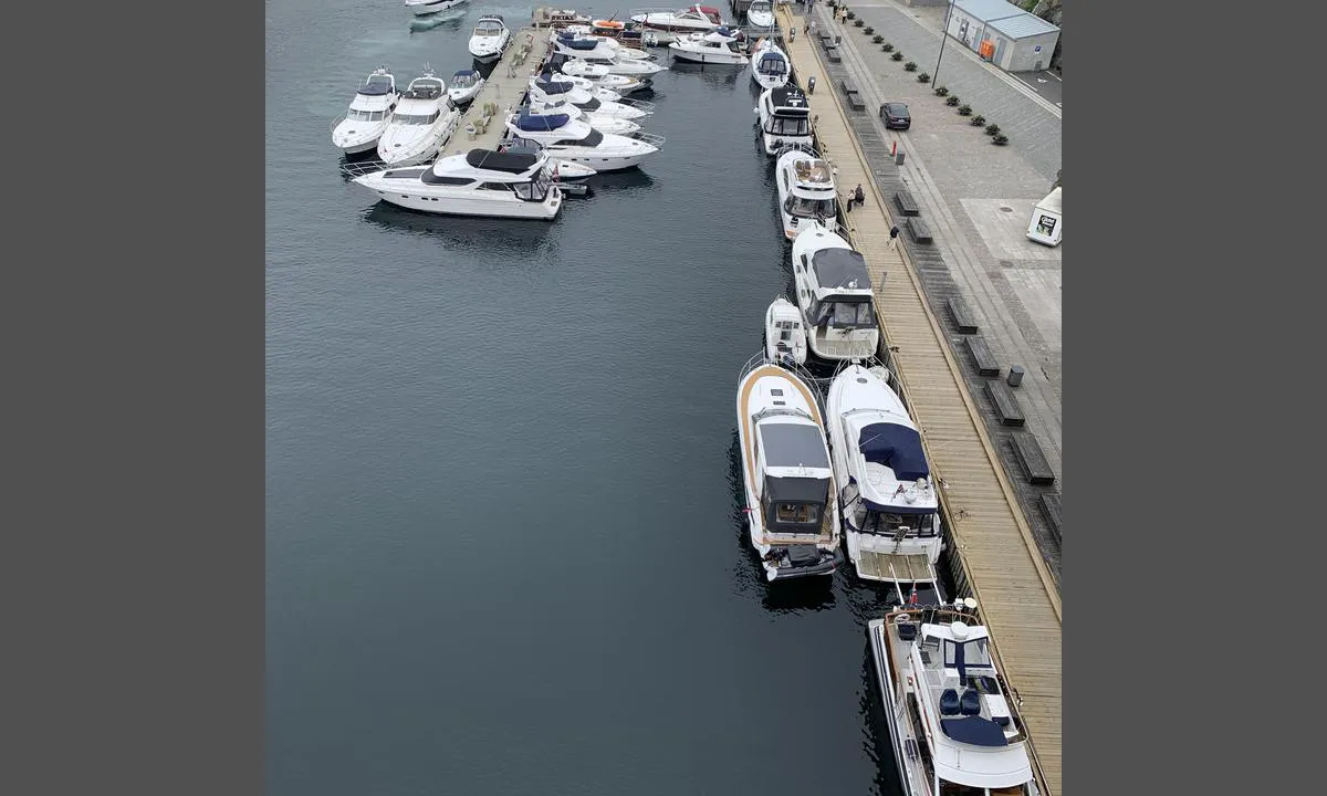 Haugesund - Smedasundet: {"base": "no", "no": "Havna sett fra brua mot nord.", "se": "Hamnen sedd fr\u00e5n bron mot norr.", "en": "The harbor seen from the bridge towards the north.", "da": "Havnen set fra broen mod nord.", "fr": "Le port vu du pont vers le nord.", "de": "Der Hafen von der Br\u00fccke nach Norden gesehen.", "es": "El puerto visto desde el puente hacia el norte.", "it": "Il porto visto dal ponte verso nord.", "pt": "O porto visto da ponte em dire\u00e7\u00e3o ao norte.", "nl": "De haven gezien vanaf de brug naar het noorden.", "pl": "Przysta\u0144 widziana z mostu na p\u00f3\u0142noc.", "uk": "\u0413\u0430\u0432\u0430\u043d\u044c, \u0432\u0438\u0434 \u0437 \u043c\u043e\u0441\u0442\u0443 \u043d\u0430 \u043f\u0456\u0432\u043d\u0456\u0447.", "ro": "Portul v\u0103zut de pe pod spre nord.", "tr": "Limana k\u00f6pr\u00fcden kuzeye do\u011fru bak\u0131\u015f.", "el": "\u03a4\u03bf \u03bb\u03b9\u03bc\u03ac\u03bd\u03b9 \u03cc\u03c0\u03c9\u03c2 \u03c6\u03b1\u03af\u03bd\u03b5\u03c4\u03b1\u03b9 \u03b1\u03c0\u03cc \u03c4\u03b7 \u03b3\u03ad\u03c6\u03c5\u03c1\u03b1 \u03c0\u03c1\u03bf\u03c2 \u03c4\u03bf\u03bd \u03b2\u03bf\u03c1\u03c1\u03ac.", "cs": "P\u0159\u00edstav vid\u011bn\u00fd z mostu sm\u011brem na sever.", "hu": "A kik\u00f6t\u0151 \u00e9szaki ir\u00e1nyb\u00f3l n\u00e9zve a h\u00eddr\u00f3l.", "fi": "Satama sillalta pohjoiseen p\u00e4in.", "bg": "\u041f\u0440\u0438\u0441\u0442\u0430\u043d\u0438\u0449\u0435\u0442\u043e, \u0433\u043b\u0435\u0434\u0430\u043d\u043e \u043e\u0442 \u043c\u043e\u0441\u0442\u0430 \u043d\u0430 \u0441\u0435\u0432\u0435\u0440.", "sr": "\u041b\u0443\u043a\u0430 \u0432\u0438\u0452\u0435\u043d\u0430 \u0441\u0430 \u043c\u043e\u0441\u0442\u0430 \u043f\u0440\u0435\u043c\u0430 \u0441\u0435\u0432\u0435\u0440\u0443.", "et": "Sadam sillalt p\u00f5hja poole vaadatuna.", "lv": "Osta redzama no tilta uz zieme\u013ciem.", "lt": "Uostas matomas nuo tilto \u012f \u0161iaur\u0119."}