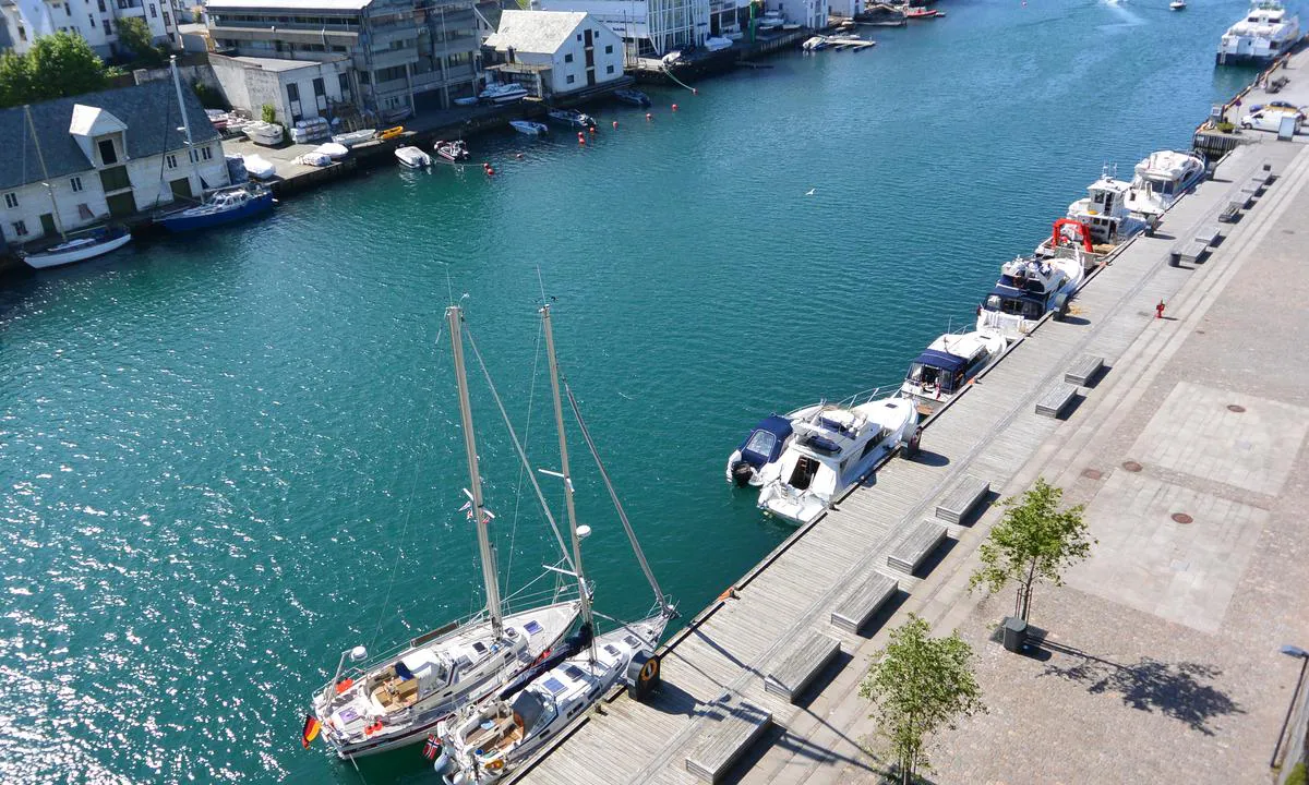 Haugesund - Smedasundet: {"base": "no", "no": "Etter at dette bildet ble tatt har det kommet en ekstra flytebrygge til gjester utenfor kaia.", "se": "Efter att denna bild togs har det kommit en extra flytbrygga till g\u00e4ster utanf\u00f6r kajen.", "en": "After this picture was taken, an additional floating dock for guests has been added outside the quay.", "da": "Efter at dette billede blev taget, er der kommet en ekstra flydebro til g\u00e6ster udenfor kajen."}