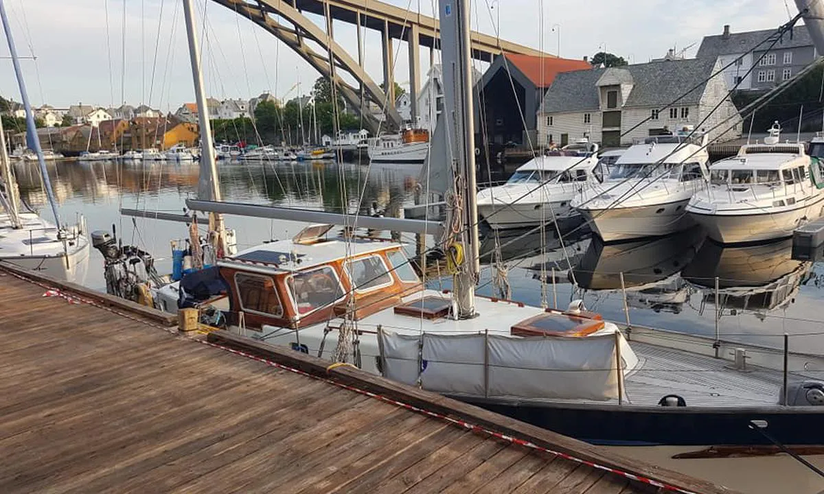 Haugesund - Smedasundet: {"base": "no", "no": "Gjestehavnen ligger p\u00e5 bysiden av Smedasundet (\u00f8stsiden) og rett nord for Ris\u00f8ybrua som du ser p\u00e5 bildet.", "se": "G\u00e4sthamnen ligger p\u00e5 stadsidan av Smedasundet (\u00f6stsidan) och precis norr om Ris\u00f6bron som du ser p\u00e5 bilden.", "en": "The guest harbor is located on the city side of Smedasundet (the east side) and just north of Ris\u00f8ybrua, which you can see in the picture.", "da": "G\u00e6stehavnen ligger p\u00e5 bysiden af Smedasundet (\u00f8stsiden) og lige nord for Ris\u00f8ybroen, som du ser p\u00e5 billedet."}