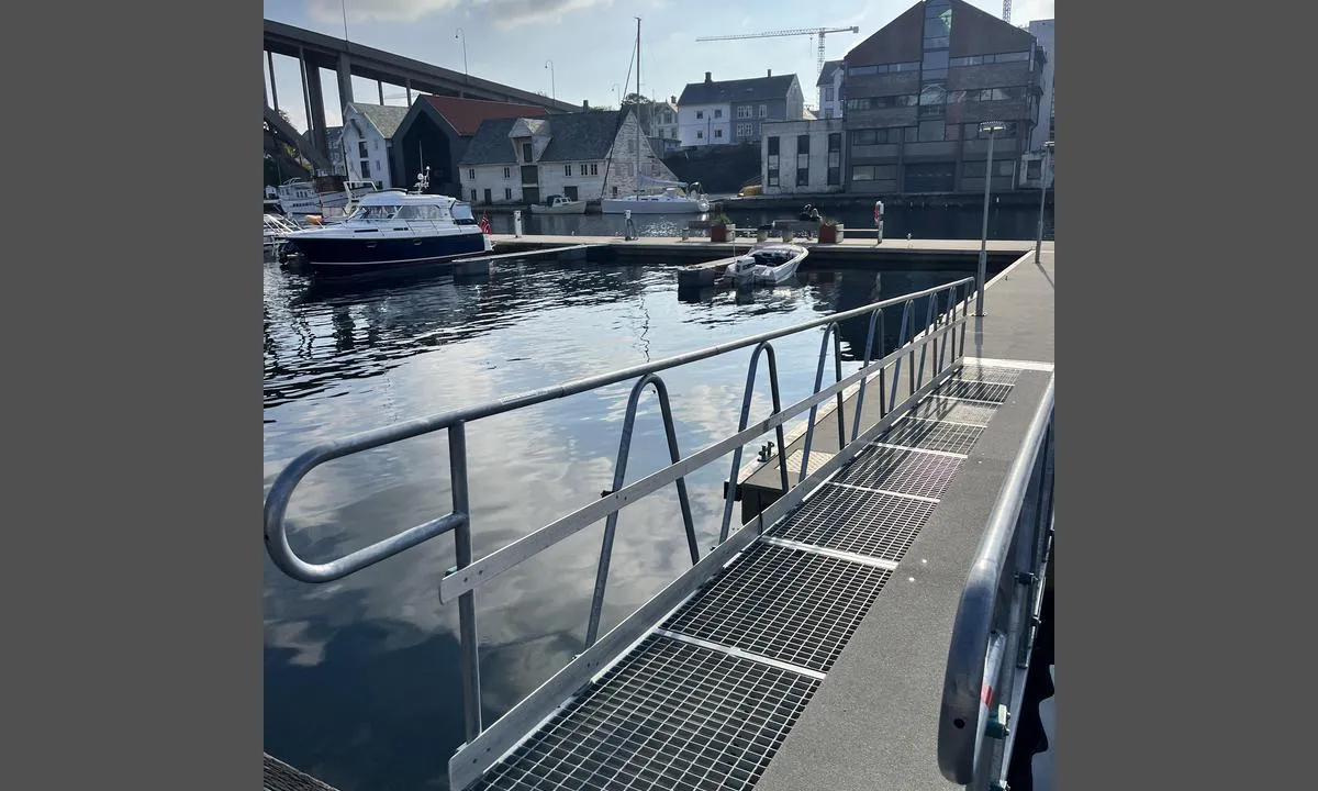 Haugesund - Smedasundet: {"base": "no", "no": "Flytebrygge", "se": "Flytbrygga", "en": "Floating dock", "da": "Flydebro", "fr": "Ponton flottant", "de": "Schwimmsteg", "es": "Muelles flotantes", "it": "Pontile galleggiante", "pt": "Ponte flutuante", "nl": "Drijvende steiger", "pl": "P\u0142ywaj\u0105cy pomost", "uk": "\u041f\u043b\u0430\u0432\u0443\u0447\u0438\u0439 \u043f\u043e\u043d\u0442\u043e\u043d", "ro": "Ponton plutitor", "tr": "Y\u00fczer iskele", "el": "\u03a0\u03bb\u03c9\u03c4\u03ae \u03c0\u03c1\u03bf\u03ba\u03c5\u03bc\u03b1\u03af\u03b1", "cs": "Plovouc\u00ed molo", "hu": "\u00dasz\u00f3pontoon", "fi": "Kelluva laituri", "bg": "\u041f\u043b\u0430\u0432\u0430\u0449 \u043f\u0440\u0438\u0441\u0442\u0430\u043d", "sr": "\u041f\u043b\u0443\u0442\u0430\u0458\u0443\u045b\u0438 \u043c\u043e\u0441\u0442", "et": "Ujuvkai", "lv": "Peldo\u0161ais piest\u0101tne", "lt": "Pl\u016bduriuojantis tiltelis"}