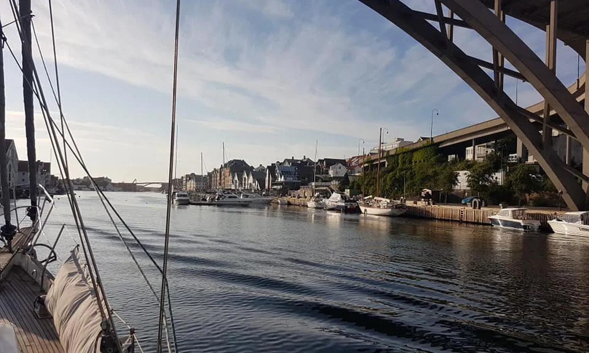 Bilde tatt sørfra, under Risøybrua og inn mot gjestebrygga i Haugesund sentrum.