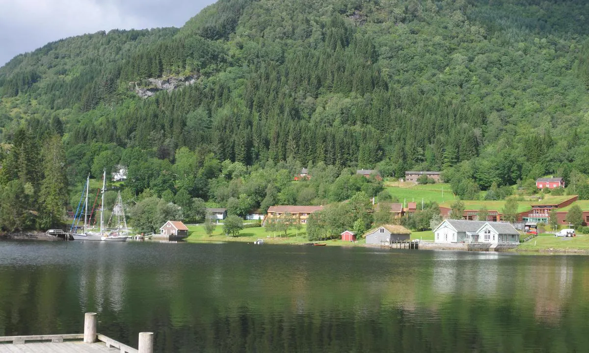 {"base": "no", "no": "Hauglandssenteret.  Her er behandlingsopplegg/opptreningssenter, samt United World College.", "se": "Hauglandssenteret. H\u00e4r finns behandlingsprogram/rehabiliteringscenter samt United World College.", "en": "Hauglandssenteret. Here is a treatment/recovery center, as well as United World College.", "da": "Hauglandssenteret. Her er behandlingsprogrammer/optr\u00e6ningscenter, samt United World College."}