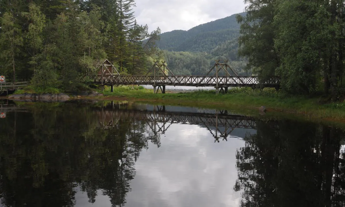 Haugland: {"base": "no", "no": "Det er bygd trebuer mellom \u00f8yane", "se": "Det har byggts tr\u00e4b\u00e5gar mellan \u00f6arna", "en": "Wooden bridges have been built between the islands", "da": "Der er bygget tr\u00e6buer mellem \u00f8erne"}