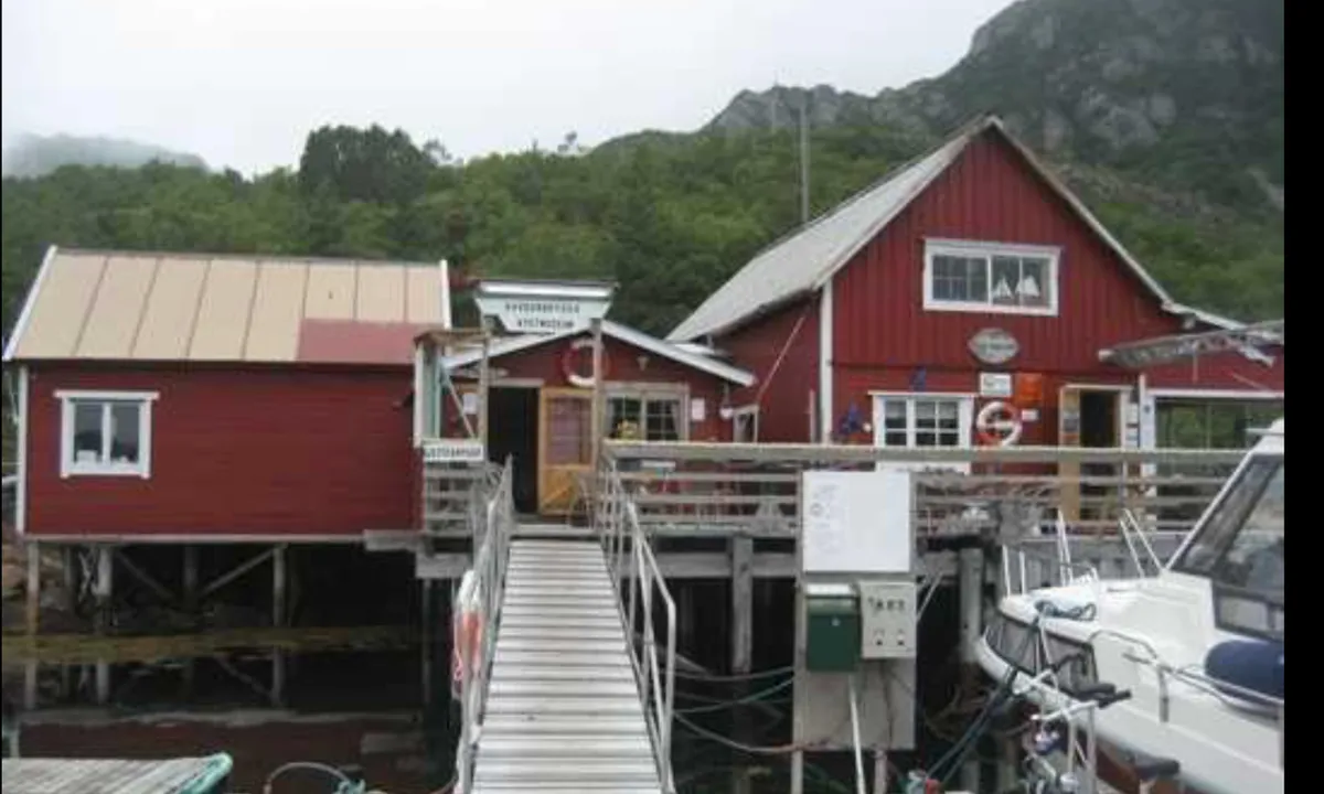 Havdurbrygga: {"base": "no", "no": "Gratis museum, bruktbutikk, kaf\u00e9 m kaffe vafler og is. \u00c5pen 9-16 i juli.", "se": "Gratis museum, second hand-butik, kaf\u00e9 med kaffe, v\u00e5fflor och glass. \u00d6ppet 9-16 i juli.", "en": "Free museum, second-hand shop, caf\u00e9 with coffee, waffles, and ice cream. Open 9-16 in July.", "da": "Gratis museum, genbrugsbutik, caf\u00e9 med kaffe, vafler og is. \u00c5ben 9-16 i juli."}