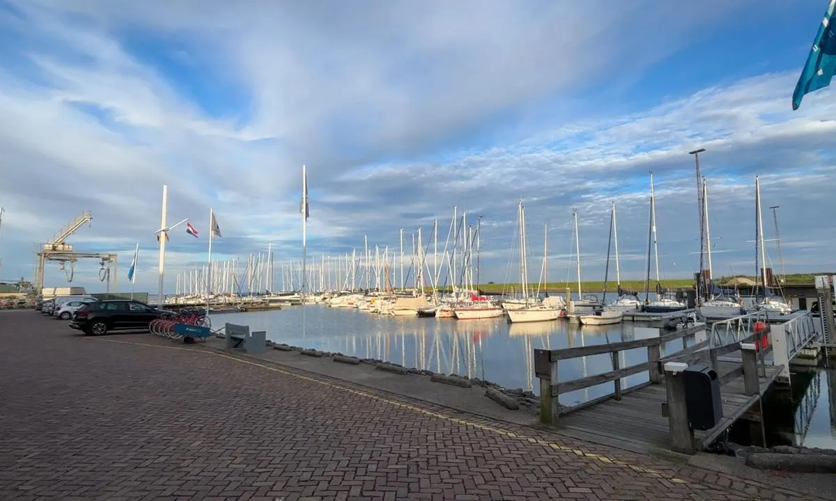 Haven Kats: {"base": "se", "no": "Marina sett fra havnekontoret", "se": "Marinan sett fr\u00e5n hamnkontoret", "en": "The marina seen from the harbour office", "da": "Marinaen set fra havnekontoret"}
