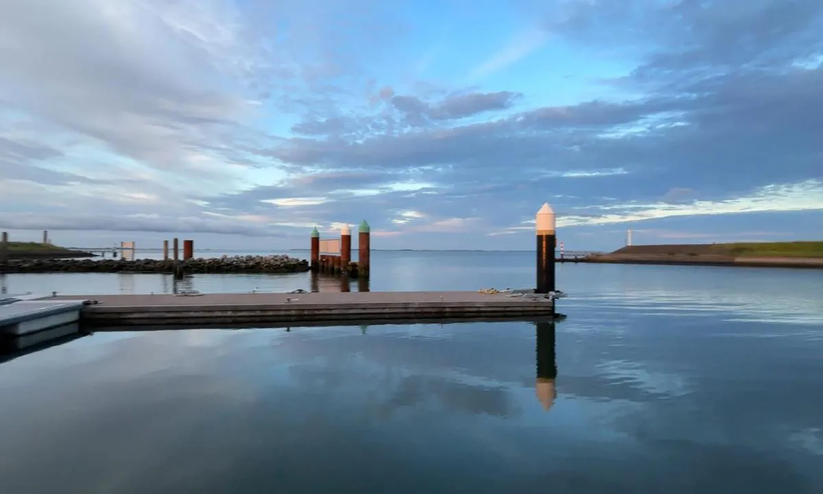 Haven Kats: {"base": "se", "no": "Havet sett fra marinaen", "se": "Havet sett fr\u00e5n marinan", "en": "The sea viewed from the marina", "da": "Havet set fra marinaen"}