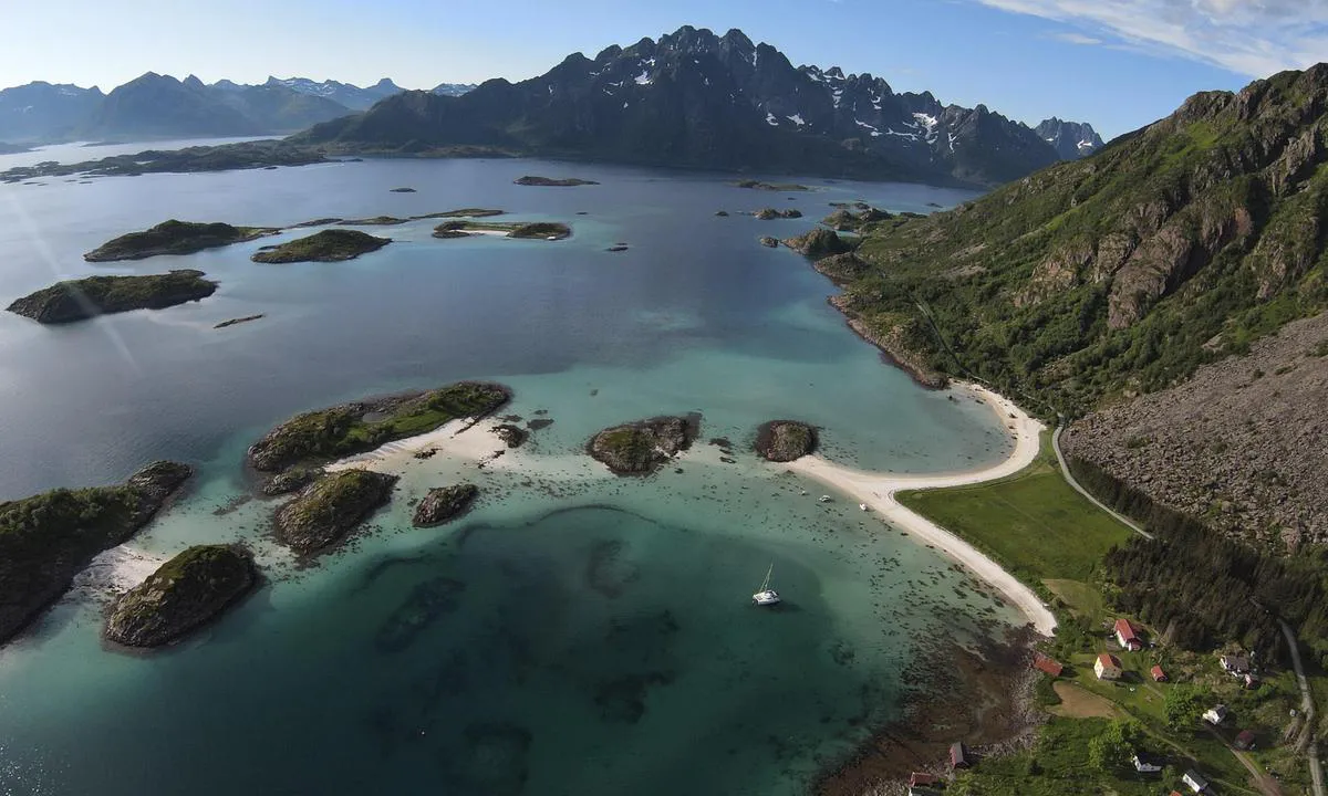 Haversand: {"base": "en", "no": "Fantastisk landskap, tre b\u00f8yer, grunt sandbunn. Hav\u00f8rner hekket i n\u00e6rheten. P\u00e5 grunn av mating fra turistb\u00e5ter s\u00e5 vi mange av dem hver dag.", "se": "Underbar natur, tre bojar, grunt sandbotten. Havs\u00f6rnar h\u00e4ckade n\u00e4ra. P\u00e5 grund av matningen fr\u00e5n turistb\u00e5tar s\u00e5g vi m\u00e5nga av dem varje dag.", "en": "Wonderful scenery, three buoys, shallow sandy bottom. Sea eagles were breeding close by. Due to the feeding by tourist boats we saw lots of them every day.", "da": "Vidunderlig natur, tre b\u00f8jer, lavvandet sandbund. Hav\u00f8rne ynglede t\u00e6t p\u00e5. P\u00e5 grund af fodringen fra turistb\u00e5de s\u00e5 vi mange af dem hver dag."}