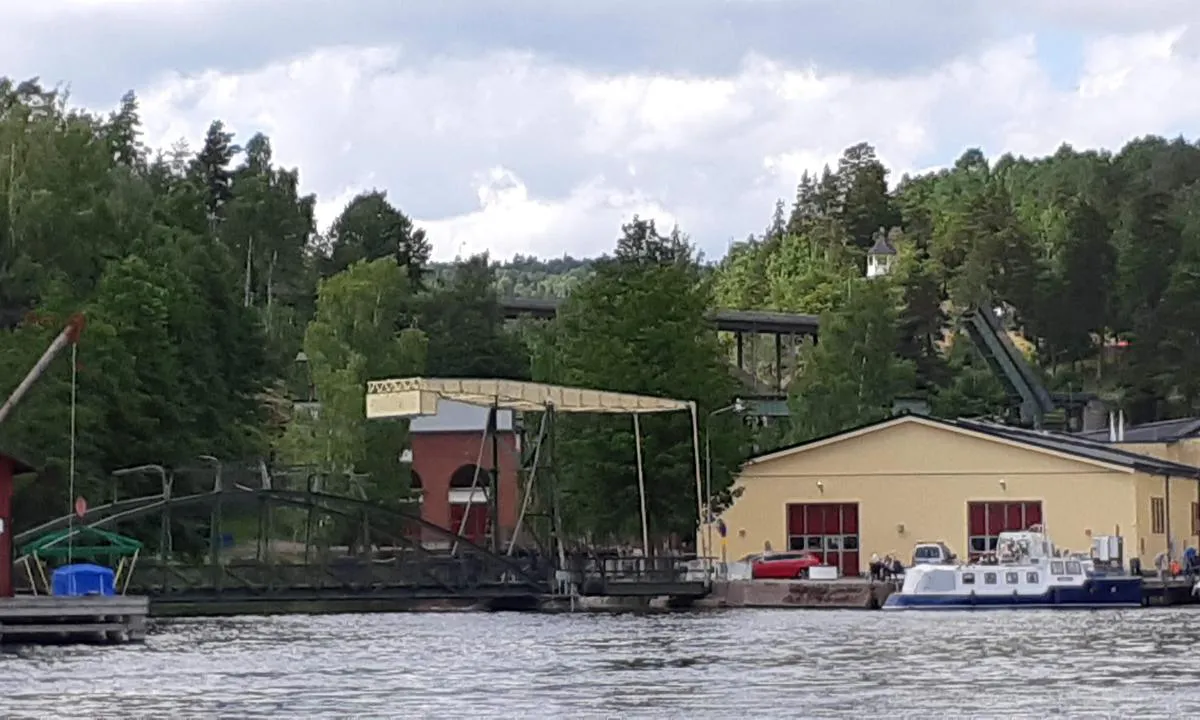 Håverud: {"base": "no", "no": "Der slusene begynner i H\u00e5verud finns det resturang, uteserveting og et anerkjent r\u00f8keri.", "se": "D\u00e4r slussarna b\u00f6rjar i H\u00e5verud finns det restaurang, uteservering och ett v\u00e4lrenommerat r\u00f6keri.", "en": "Where the locks begin in H\u00e5verud, there is a restaurant, outdoor seating, and a renowned smokehouse.", "da": "Hvor sluserne begynder i H\u00e5verud, er der restaurant, udend\u00f8rs servering og et anerkendt r\u00f8geri."}