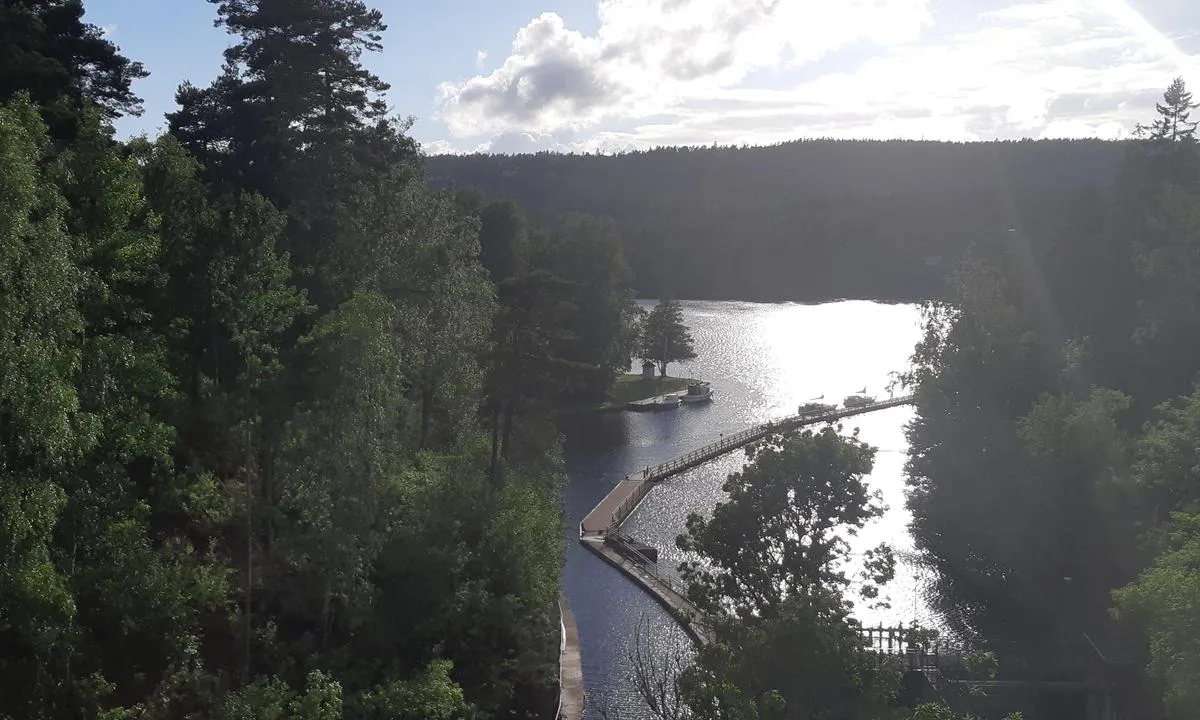 Håverud: Dette er oversiden av slusesystemet i neste sjø. Her er det også brygge man kan legge til ved på begge sider. Ingen service, bare fortøyning og overnattning. Går å gå langsmed slusene til service og resturang på nedsiden av slusene.