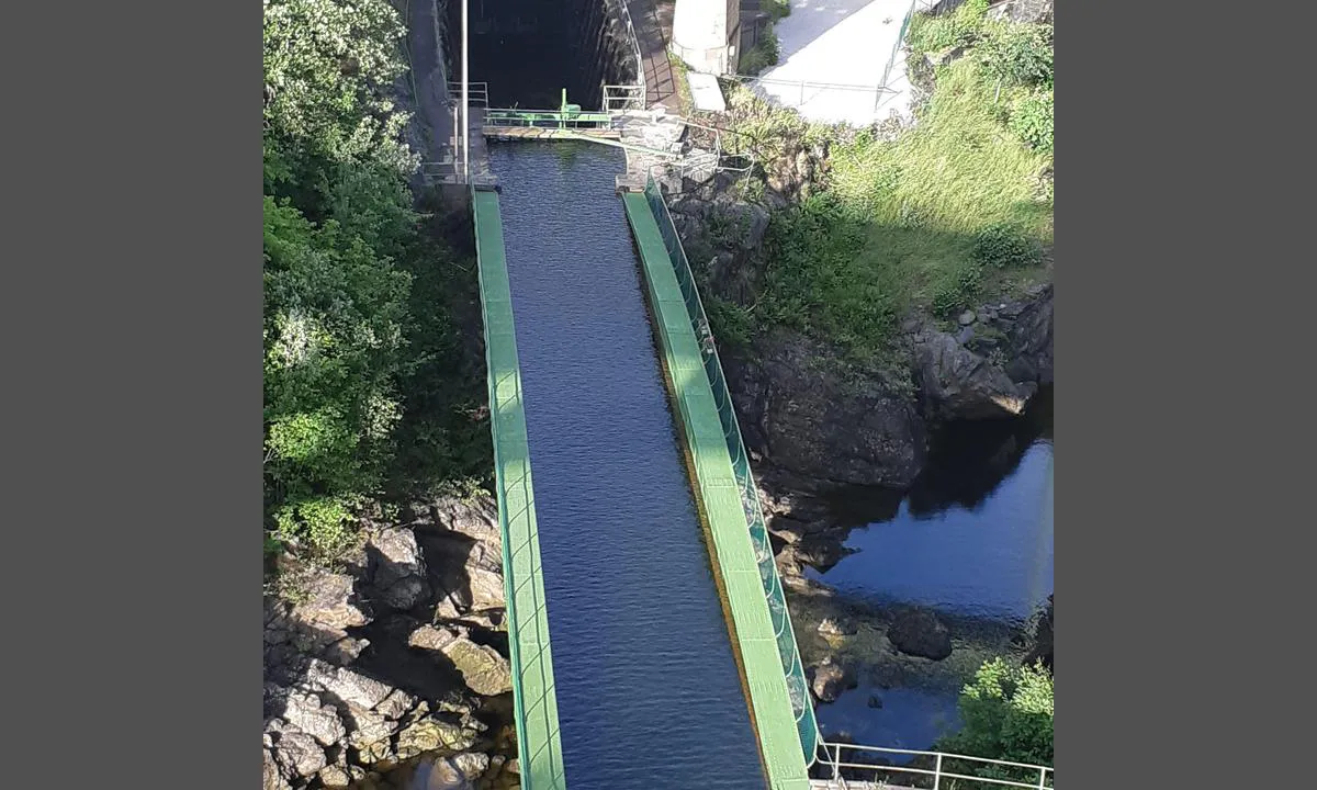 Både vegen, jernbanen og elva i en stålrenne går i broer over det gamle elveleiet ved Håverud sluser.Bildet er tatt fra broen på bilveien.