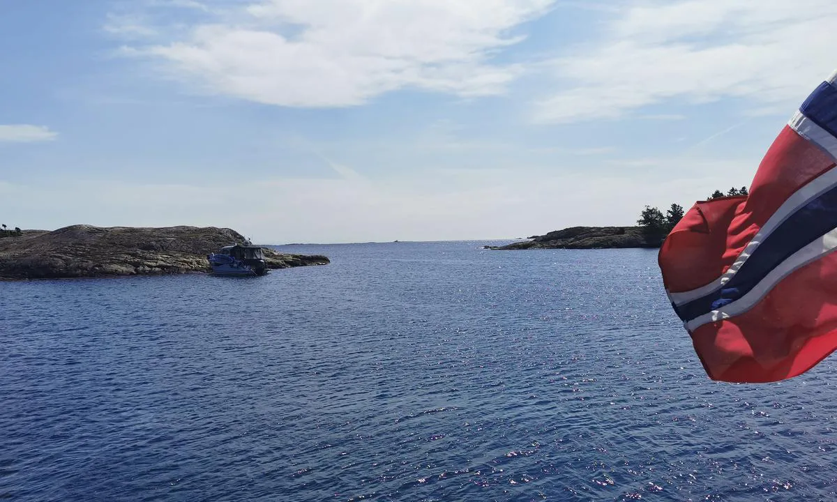 Hestehodet - Bragdøya: {"base": "no", "no": "Fra innseilingen mot \u00f8st.", "se": "Fr\u00e5n inseglingen mot \u00f6st.", "en": "From the approach to the east.", "da": "Fra indsejlingen mod \u00f8st."}