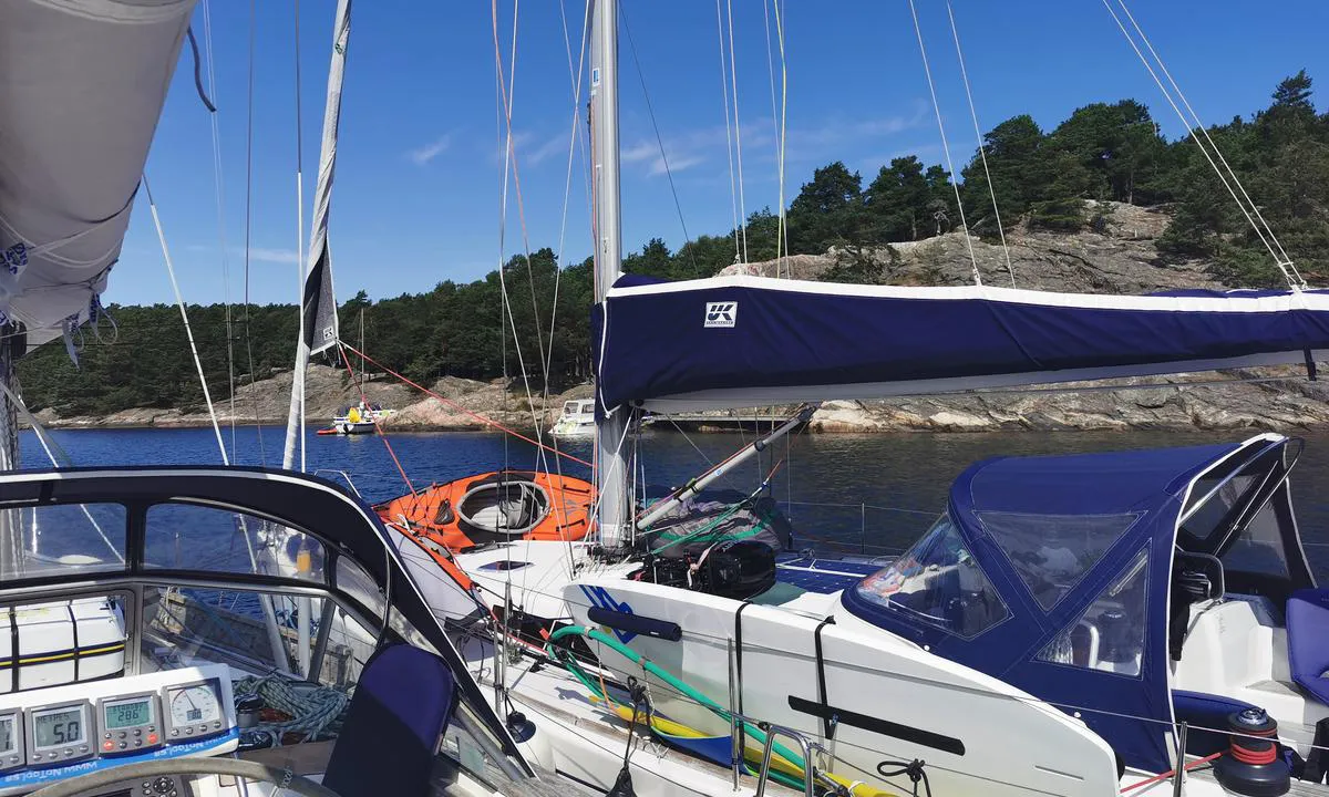 Hestehodet - Bragdøya: {"base": "no", "no": "Mot nord Brygge langs land hvor seilb\u00e5ter l\u00e5 inn ut", "se": "Mot norr Brygga l\u00e4ngs land d\u00e4r segelb\u00e5tar l\u00e5g in och ut", "en": "To the north, a dock along the land where sailboats came in and out", "da": "Mod nord Brygge langs land hvor sejlb\u00e5de l\u00e5 ind ud"}