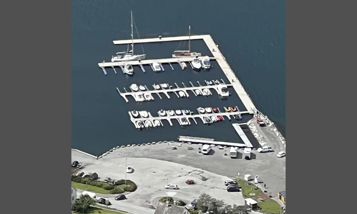 Havni På Lofthus: {"base": "no", "no": "Ny havn 2024 b\u00f8lgebryter ytterst", "se": "Ny hamn 2024 v\u00e5gbrytare ytterst", "en": "New harbor 2024 breakwater outermost", "da": "Ny havn 2024 b\u00f8lgebryder yderst"}