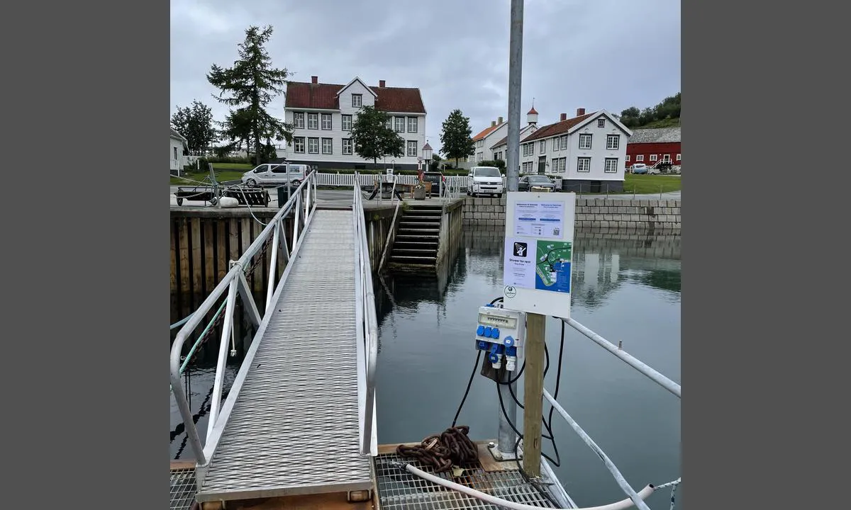 Havnnes: {"base": "no", "no": "Landgangen fra flytebrygga. Du finner praktisk informasjon p\u00e5 skiltet\r\n\r\nFoto: Christian H B Gi\u00e6ver", "se": "Landg\u00e5ngen fr\u00e5n flytbryggan. Du hittar praktisk information p\u00e5 skylten<br><br>Foto: Christian H B Gi\u00e6ver", "en": "The gangway from the floating dock. You will find practical information on the sign.<br><br>Photo: Christian H B Gi\u00e6ver", "da": "Landgangen fra flydebroen. Du finder praktisk information p\u00e5 skiltet<br/><br/>Foto: Christian H B Gi\u00e6ver"}