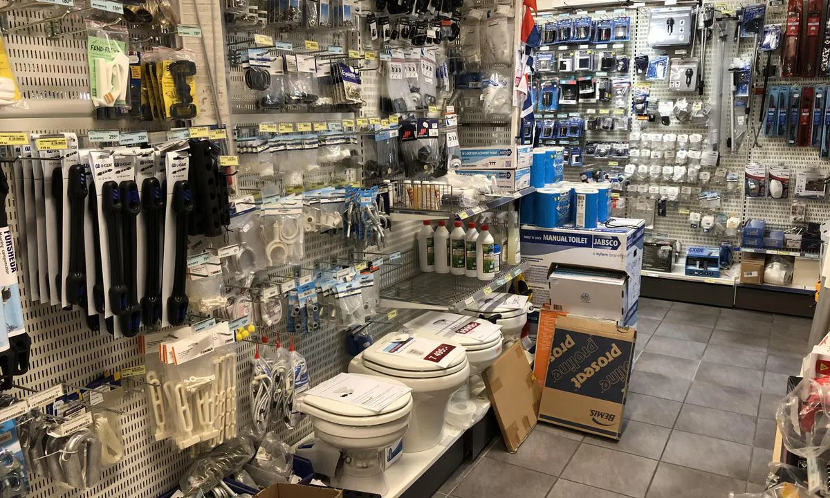 Havstenssund Gästhamn - GBM Marin: {"base": "no", "no": "Det er en sv\u00e6rt velassortert b\u00e5tbutikk i Havstensund. Et sted og stoppe om du har teknisk behov.", "se": "Det finns en mycket v\u00e4lsorterad b\u00e5taff\u00e4r i Havstensund. En plats att stanna om du har tekniskt behov.", "en": "There is a very well-stocked boat shop in Havstensund. A place to stop if you have technical needs.", "da": "Der er en meget velassorteret b\u00e5dbutik i Havstensund. Et sted at stoppe, hvis du har tekniske behov."}