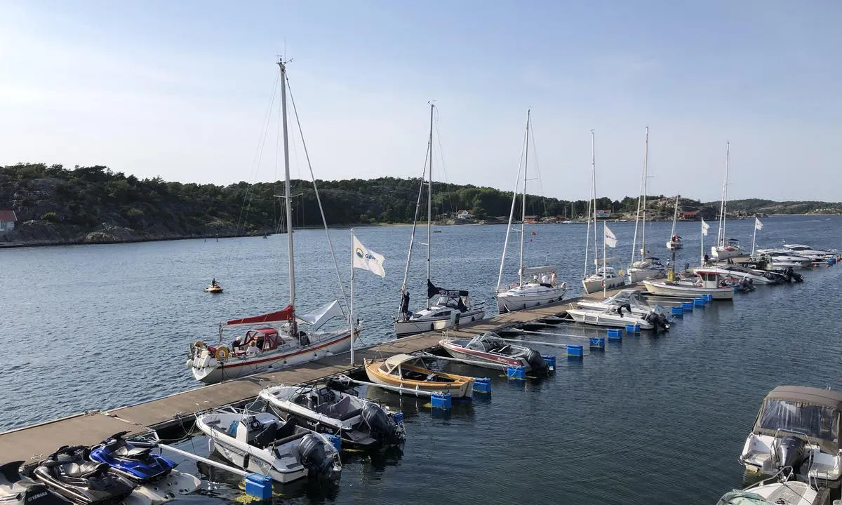 Havstenssund Gästhamn - GBM Marin: {"base": "no", "no": "Flytebrygga i nord. Gjestehavn p\u00e5 utsiden og private b\u00e5tplasser p\u00e5 innsiden.", "se": "Flytbryggan i norr. G\u00e4sthamn p\u00e5 utsidan och privata b\u00e5tplatser p\u00e5 insidan.", "en": "The floating dock in the north. Guest harbor on the outside and private moorings on the inside.", "da": "Flydebroen i nord. G\u00e6stehavn p\u00e5 ydersiden og private b\u00e5dpladser p\u00e5 indersiden."}