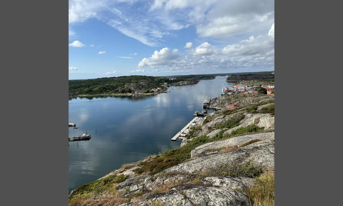 Havstenssunds Södra Gästhamn: {"base": "no", "no": "Bryggen n\u00e6rmest er den kommunale gjestebryggen, mens GBM marin sin befinner seg lengst vekk i bildet", "se": "Bryggan n\u00e4rmast \u00e4r den kommunala g\u00e4stbryggan, medan GBM marin sin befinner sig l\u00e4ngst bort i bilden", "en": "The pier closest is the municipal guest pier, while GBM marina's is located furthest away in the picture.", "da": "Bryggen n\u00e6rmest er den kommunale g\u00e6stebrygge, mens GBM marin sin er l\u00e6ngst v\u00e6k p\u00e5 billedet"}