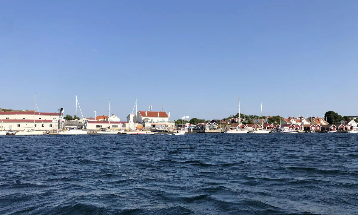 Havstenssund Gästhamn - GBM Marin: {"base": "no", "no": "I Havstensund er det gjestehavn p\u00e5 kaia midt i havna og p\u00e5 flytebryggene i nord. Longside fort\u00f8ying begge steder.", "se": "I Havstensund finns det g\u00e4sthamn p\u00e5 kajen mitt i hamnen och p\u00e5 flytbryggorna i norr. Longside f\u00f6rt\u00f6jning p\u00e5 b\u00e5da st\u00e4llena.", "en": "In Havstensund, there is a guest harbor at the quay in the middle of the harbor and on the floating docks in the north. Alongside mooring at both locations.", "da": "I Havstensund er der g\u00e6stehavn ved kajen midt i havnen og ved flydebroerne i nord. Langsides fort\u00f8jning begge steder."}