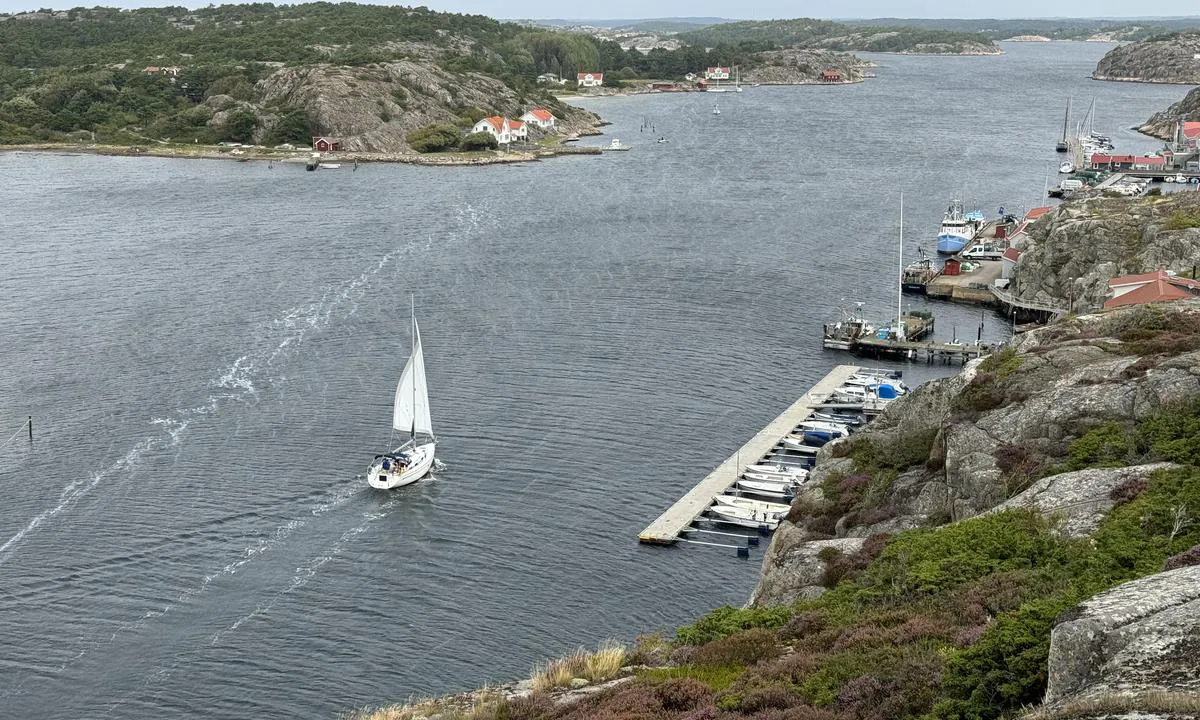 Havstenssunds Södra Gästhamn: {"base": "no", "no": "Seilb\u00e5t i god driv forbi den s\u00f8dre gjestebrygga i Havstenssund", "se": "Segelb\u00e5t i god takt f\u00f6rbi den s\u00f6dra g\u00e4stbryggan i Havstenssund", "en": "Sailboat in good speed past the southern guest pier in Havstenssund", "da": "Sejlb\u00e5d i god fart forbi den sydlige g\u00e6stebro i Havstenssund", "fr": "Voilier bien lanc\u00e9 passant devant le quai invit\u00e9 sud \u00e0 Havstenssund", "de": "Segelboot in guter Fahrt vorbei am s\u00fcdlichen G\u00e4stesteg in Havstenssund", "es": "Velero con buena marcha pasando por el muelle de invitados del sur en Havstenssund", "it": "Barca a vela in buon moto oltre il molo ospiti meridionale di Havstenssund", "pt": "Veleiro em bom andamento passando pelo cais de visitantes do sul em Havstenssund", "nl": "Zeilboot in goede vaart voorbij de zuidelijke gastensteiger in Havstenssund", "pl": "\u017bagl\u00f3wka w dobrym tempie mijaj\u0105ca po\u0142udniowy pomost dla go\u015bci w Havstenssund", "uk": "\u041f\u0430\u0440\u0443\u0441\u043d\u0438\u043a \u043d\u0430 \u0433\u0430\u0440\u043d\u043e\u043c\u0443 \u0445\u043e\u0434\u0443 \u043f\u0440\u043e\u0445\u043e\u0434\u0438\u0442\u044c \u043f\u043e\u0432\u0437 \u043f\u0456\u0432\u0434\u0435\u043d\u043d\u0438\u0439 \u0433\u043e\u0441\u0442\u044c\u043e\u0432\u0438\u0439 \u043f\u0440\u0438\u0447\u0430\u043b \u0443 \u0425\u0430\u0432\u0441\u0442\u0435\u043d\u0441\u0441\u0443\u043d\u0434\u0456", "ro": "Velier\u0103 \u00een mi\u0219care bun\u0103 pe l\u00e2ng\u0103 cheiul sudic pentru oaspe\u021bi din Havstenssund", "tr": "\u0130yi yol alan bir yelkenli Havstenssund'daki g\u00fcney misafir iskelesinin yan\u0131ndan ge\u00e7iyor", "el": "\u0399\u03c3\u03c4\u03b9\u03bf\u03c6\u03cc\u03c1\u03bf \u03c3\u03b5 \u03ba\u03b1\u03bb\u03ae \u03c0\u03bf\u03c1\u03b5\u03af\u03b1 \u03c0\u03b5\u03c1\u03bd\u03ac \u03b4\u03af\u03c0\u03bb\u03b1 \u03b1\u03c0\u03cc \u03c4\u03b7\u03bd \u03bd\u03cc\u03c4\u03b9\u03b1 \u03c0\u03c1\u03bf\u03ba\u03c5\u03bc\u03b1\u03af\u03b1 \u03c6\u03b9\u03bb\u03bf\u03be\u03b5\u03bd\u03af\u03b1\u03c2 \u03c3\u03c4\u03bf Havstenssund", "cs": "Plachetnice v dobr\u00e9m tempu proplouvaj\u00edc\u00ed kolem ji\u017en\u00edho hostinsk\u00e9ho mola v Havstenssund", "hu": "Vitorl\u00e1s j\u00f3 sebess\u00e9ggel halad el a Havstenssund d\u00e9li vend\u00e9gm\u00f3l\u00f3ja mellett.", "fi": "Purjevene hyv\u00e4ss\u00e4 vauhdissa ohi etel\u00e4isen vieraslaiturin Havstenssundissa", "bg": "\u0412\u0435\u0442\u0440\u043e\u0445\u043e\u0434\u043d\u0430 \u043b\u043e\u0434\u043a\u0430, \u0434\u0432\u0438\u0436\u0435\u0449\u0430 \u0441\u0435 \u0434\u043e\u0431\u0440\u0435 \u043f\u043e\u043a\u0440\u0430\u0439 \u044e\u0436\u043d\u0438\u044f \u043a\u0435\u0439 \u0437\u0430 \u0433\u043e\u0441\u0442\u0438 \u0432 Havstenssund", "sr": "Jedrilica u dobrom pogonu pored ju\u017enog gata za goste u Havstenssundu", "et": "Purjejaht heas hoos m\u00f6\u00f6dumas l\u00f5unapoolsetest k\u00fclaliste kai \u00e4\u00e4rest Havstenssundis", "lv": "Burulaiva lab\u0101 gait\u0101 aiziet gar dienvidu viesu piest\u0101tni Havstenssund\u0101", "lt": "Buriuotoj\u0173 valtis puikiai juda pro pietin\u012f sve\u010di\u0173 prieplauk\u0105 Havstenssund \u017evej\u0173 kaime"}