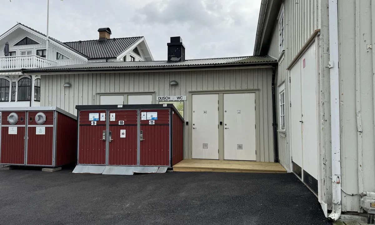 Havstenssunds Södra Gästhamn: {"base": "no", "no": "Dusj, toalett og s\u00f8ppel finner du rett innenfor gjestebrygga", "se": "Dusch, toalett och sopor hittar du precis innanf\u00f6r g\u00e4stbryggan", "en": "Shower, toilet, and garbage can be found just inside the guest dock", "da": "Bruser, toilet og affald finder du lige inden for g\u00e6stebroen"}
