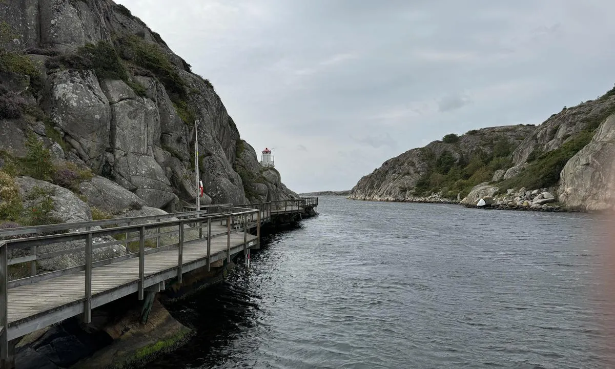 Havstenssunds Södra Gästhamn: {"base": "no", "no": "Det er en flott kyststi ut gjennom sundet, rett syd for gjestebryggen i Havstenssund", "se": "Det finns en vacker kuststig ut genom sundet, rakt s\u00f6der om g\u00e4stbryggan i Havstenssund", "en": "There is a beautiful coastal path through the sound, just south of the guest pier in Havstenssund.", "da": "Der er en flot kyststi ud gennem sundet, lige syd for g\u00e6stebroen i Havstenssund"}