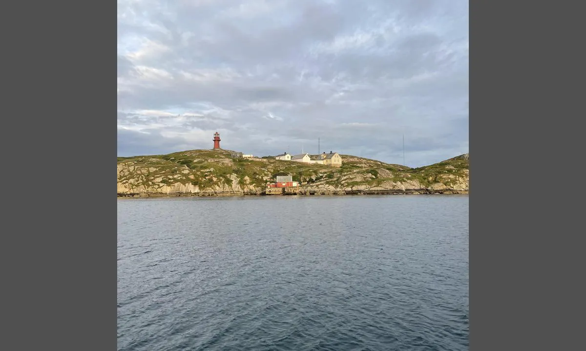 Heimøya - Sklinna Fyr: {"base": "no", "no": "Sklinna fyr", "se": "Sklinna fyr", "en": "Sklinna Lighthouse", "da": "Sklinna fyr"}