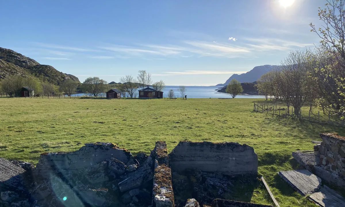 Heimsundet: {"base": "no", "no": "Utsikt mot vest-s\u00f8rvest.", "se": "Utsikt mot v\u00e4st-sydv\u00e4st.", "en": "View towards west-southwest.", "da": "Udsigt mod vest-sydvest."}