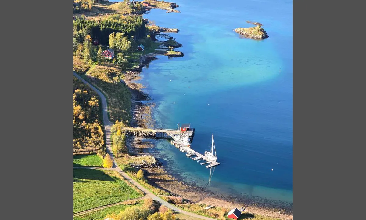 Helgenes kai: {"base": "no", "no": "Sett fra trimposten p\u00e5 Dalknulteren.", "se": "Sett fr\u00e5n trimposten p\u00e5 Dalknulteren.", "en": "Seen from the trim post at Dalknulteren.", "da": "Set fra trimposten p\u00e5 Dalknulteren.", "fr": "Vu depuis le point de rep\u00e8re de Dalknulteren.", "de": "Gesehen vom Trimm-Posten auf dem Dalknulteren.", "es": "Vista desde el punto de control de Dalknulteren.", "it": "Vista dal punto di avvistamento su Dalknulteren.", "pt": "Visto do posto de controle em Dalknulteren.", "nl": "Gezien vanaf het trimpost op Dalknulteren.", "pl": "Widok z punktu obserwacyjnego na Dalknulteren.", "uk": "\u0412\u0438\u0434 \u0437 \u0442\u0440\u0438\u043c\u043f\u043e\u0441\u0442\u0430 \u043d\u0430 \u0414\u0430\u043b\u043a\u043d\u0443\u043b\u044c\u0442\u0435\u043d.", "ro": "V\u0103zut de la postul de control pe Dalknulteren.", "tr": "Dalknulteren'deki trim postas\u0131ndan g\u00f6r\u00fcn\u00fcyor.", "el": "\u0391\u03bd\u03b5\u03b2\u03b5\u03af\u03c4\u03b5 \u03b1\u03c0\u03cc \u03c4\u03bf \u03c3\u03b7\u03bc\u03b5\u03af\u03bf \u03ba\u03b1\u03c4\u03ad\u03b2\u03b1\u03c3\u03b7\u03c2 \u03c3\u03c4\u03bf Dalknulteren.", "cs": "Vid\u011bno z kontroln\u00edho bodu na Dalknulterenu.", "hu": "N\u00e9zve a Dalknulteren kil\u00e1t\u00f3pontb\u00f3l.", "fi": "N\u00e4kym\u00e4 Dalknulterenin h\u00e4t\u00e4merkinantopisteelt\u00e4.", "bg": "\u0412\u0438\u0434\u044f\u043d\u043e \u043e\u0442 \u043f\u043e\u0441\u0442\u0430 \u0437\u0430 \u043f\u043e\u0434\u0434\u0440\u044a\u0436\u043a\u0430 \u043d\u0430 Dalknulteren.", "sr": "Posmatrano sa kontrolne ta\u010dke na Dalknulterenu.", "et": "Vaade Dalknultereni trimmipostist.", "lv": "Skats no skata punkta Dalknulteren.", "lt": "\u017dvelgiant i\u0161 Trimpakampio ant Dalknulerio."}