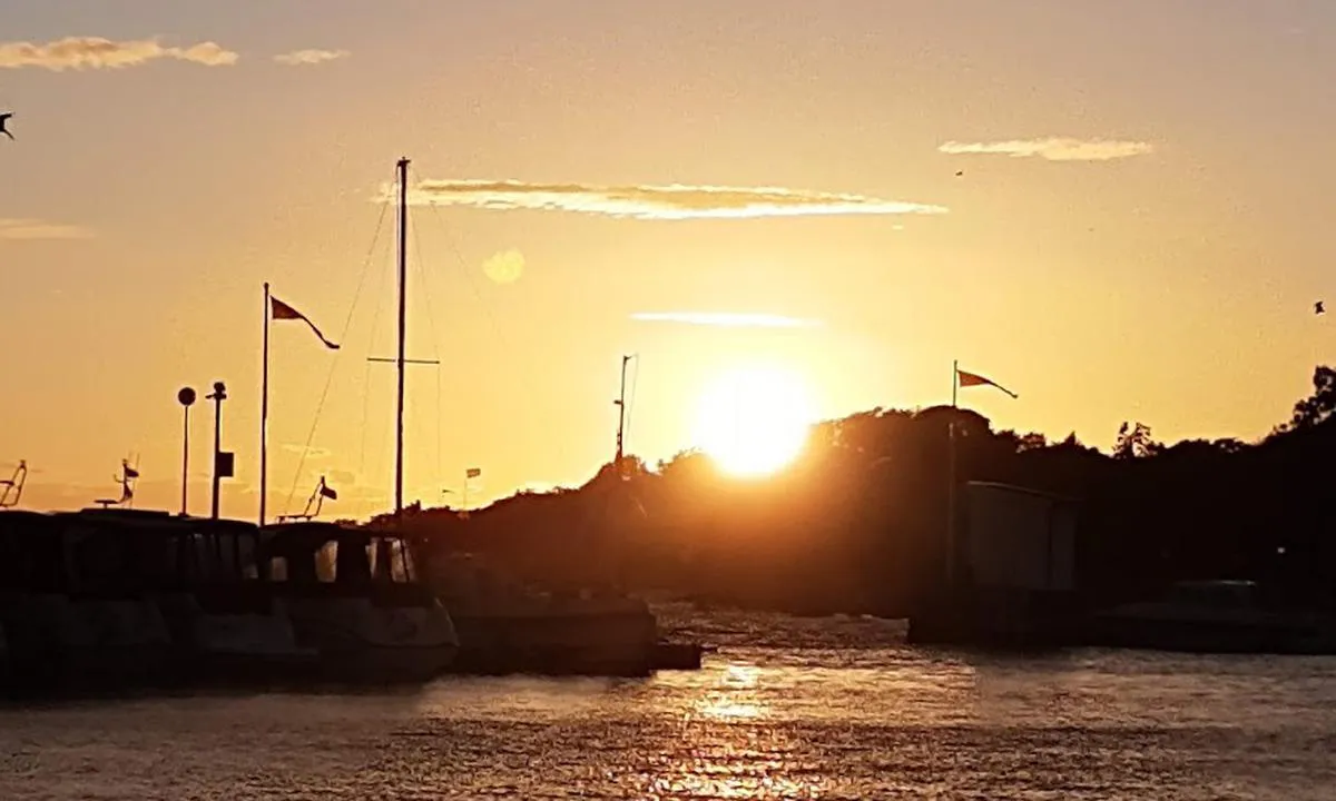 Helgeroa Båthavn: {"base": "no", "no": "Innseilinga til indre havn.", "se": "Inseglingen till inre hamn.", "en": "Approach to inner harbour.", "da": "Indsejlingen til den indre havn."}