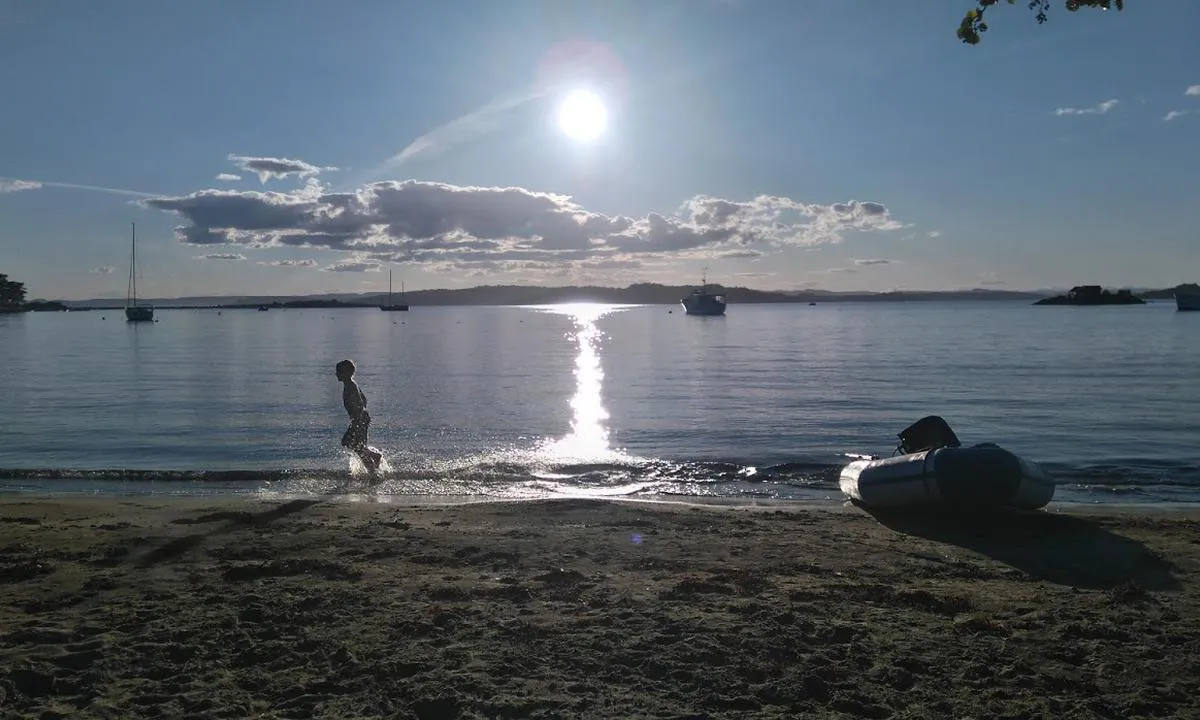 {"base": "no", "no": "Langholtstranda rett ved Helgeroa Marina. Ubbeskj\u00e6r til h\u00f8yre i bildet.", "se": "Langholtstranda r\u00e4tt vid Helgeroa Marina. Ubbesk\u00e4r till h\u00f6ger i bilden.", "en": "Langholtstranda right by Helgeroa Marina. Ubbeskj\u00e6r to the right in the picture.", "da": "Langholtstranda lige ved Helgeroa Marina. Ubbesk\u00e6r til h\u00f8jre i billedet."}