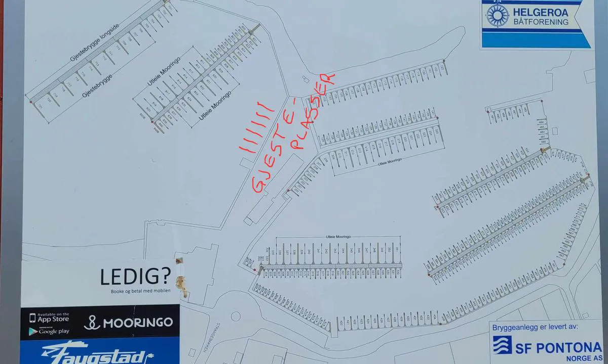 Helgeroa Båthavn: Tok dette bildet av havneanlegget. Snakket med betjeningen i kiosken, og de kunne bekrefte at man også kan ligge som jeg har tegnet inn.