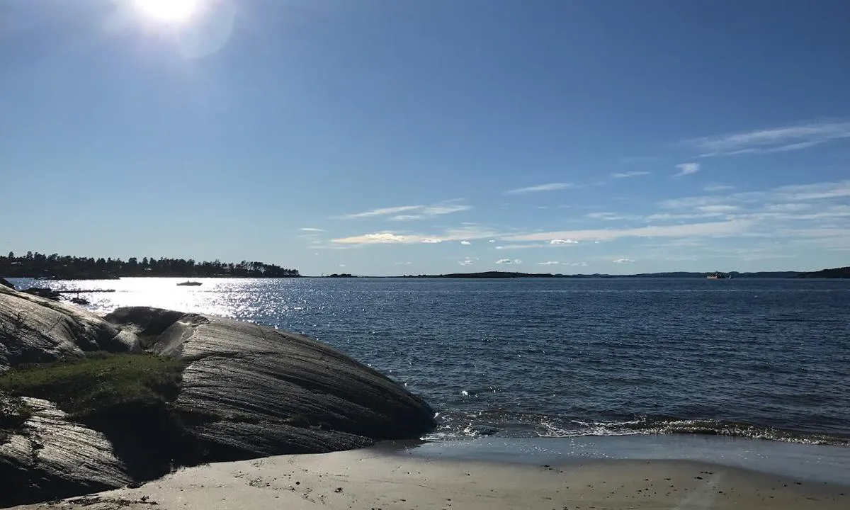 Helgeroa Båthavn: {"base": "no", "no": "\"H\u00f8yrestranda\" ved campingen. Ubbeskj\u00e6r til venstre i bildet.", "se": "\"H\u00f6grestranden\" vid campingen. Ubbesk\u00e4r till v\u00e4nster i bilden.", "en": "\"Right Beach\" by the camping site. Ubbeskj\u00e6r to the left in the image.", "da": "H\u00f8jrestranden ved campingpladsen. Ubbesk\u00e6r til venstre i billedet."}