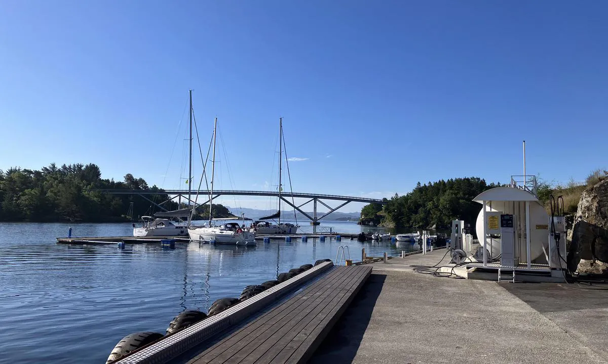 Helgøysund Marina: {"base": "no", "no": "Bunkersanlegg og gjestebrygge", "se": "Br\u00e4nsleanl\u00e4ggning och g\u00e4stbrygga", "en": "Bunker facilities and guest dock", "da": "Bunkeranl\u00e6g og g\u00e6stebro"}