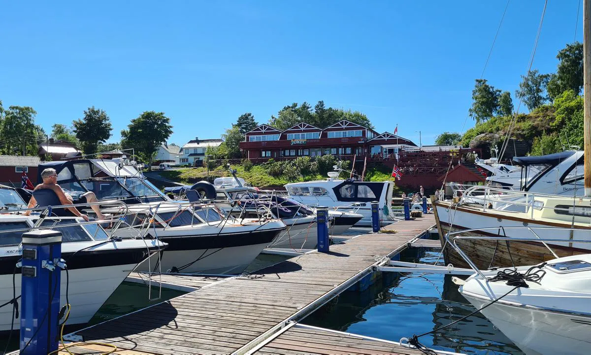 Helgøysund Marina: {"base": "no", "no": "Flott bryggeanlegg", "se": "Fin brygganl\u00e4ggning", "en": "Great pier facility", "da": "Flot bryggeanl\u00e6g"}