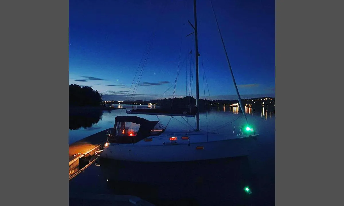 Hellesøya: {"base": "no", "no": "Anker ute i baugen. Flere m\u00e5ter \u00e5 ligge p\u00e5 her s\u00e5 flest mulig f\u00e5r plass", "se": "Ankare ute i f\u00f6ren. Flera s\u00e4tt att ligga h\u00e4r s\u00e5 flest m\u00f6jligt f\u00e5r plats", "en": "Anchor out at the bow. Several ways to position yourself here so that the most people can fit", "da": "Anker ude i st\u00e6vnen. Flere m\u00e5der at ligge p\u00e5 her, s\u00e5 flest mulige f\u00e5r plads"}