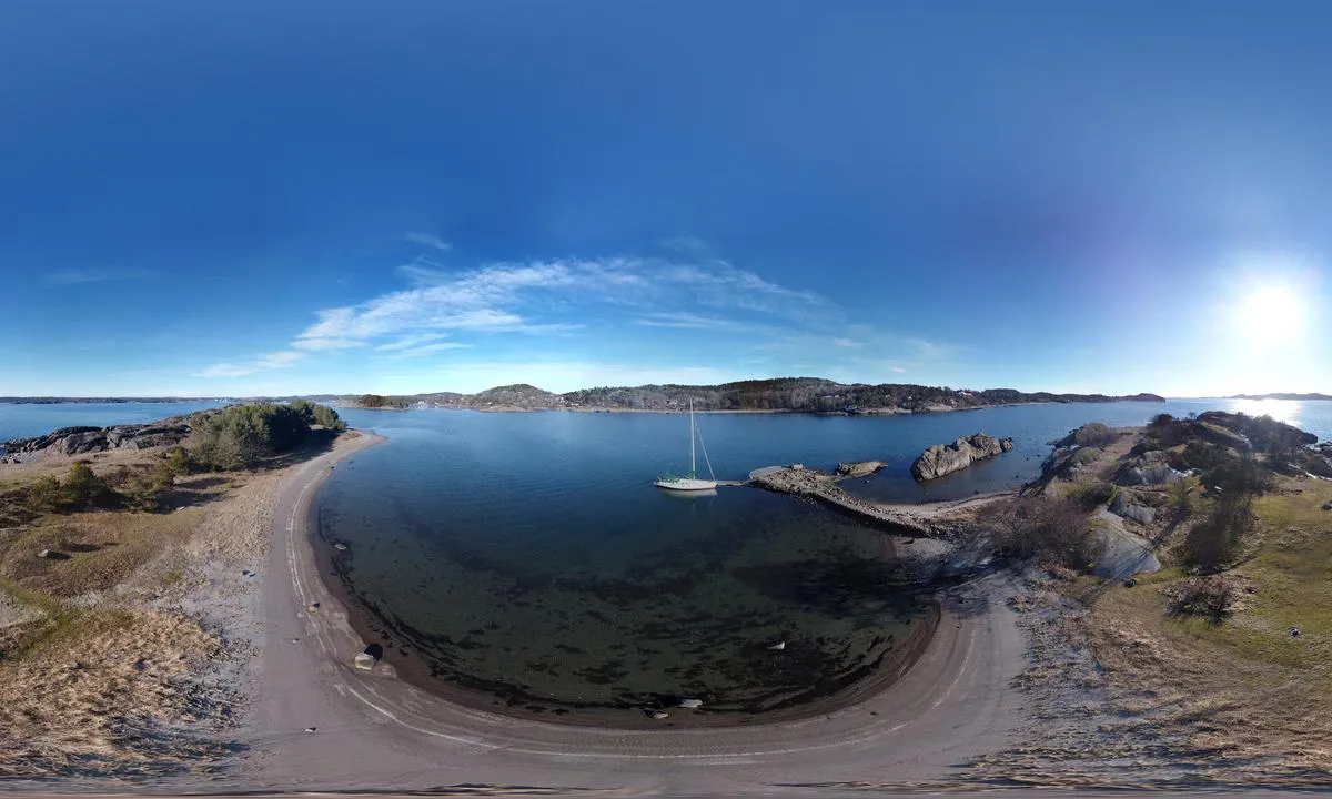 Hellesøya: {"base": "no", "no": "Liten flytebrygge for longside fort\u00f8yning. Det g\u00e5r ogs\u00e5 \u00e5 ligge p\u00e5 svai i bukta, eller mot fast brygge. Gode ankrigsforhold.", "se": "Liten flytbrygga f\u00f6r l\u00e5ngsides f\u00f6rt\u00f6jning. Det g\u00e5r ocks\u00e5 att ligga p\u00e5 svaj i bukten, eller mot fast brygga. Bra ankringsf\u00f6rh\u00e5llanden.", "en": "Small floating dock for alongside mooring. It is also possible to anchor in the bay or against the fixed dock. Good anchoring conditions.", "da": "Lille flydebro til langside fort\u00f8jning. Det g\u00e5r ogs\u00e5 at ligge for anker i bugten, eller mod fast bro. Gode ankerforhold."}