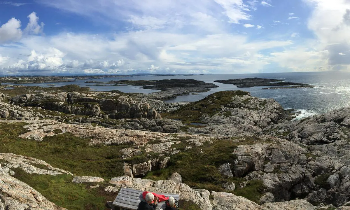 Skogsøy: {"base": "no", "no": "Omr\u00e5det sett fra Skogs\u00f8ytuva.", "se": "Omr\u00e5det sett fr\u00e5n Skogs\u00f6ytuva.", "en": "The area seen from Skogs\u00f8ytuva.", "da": "Omr\u00e5det set fra Skogs\u00f8ytuva."}