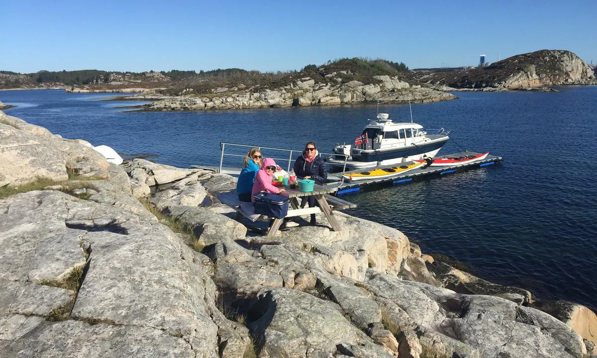 Skogsøy: {"base": "no", "no": "Bord og benker ved flytebryggen.", "se": "Bord och b\u00e4nkar vid flytbryggan.", "en": "Tables and benches by the floating dock.", "da": "Borde og b\u00e6nke ved flydebroen."}