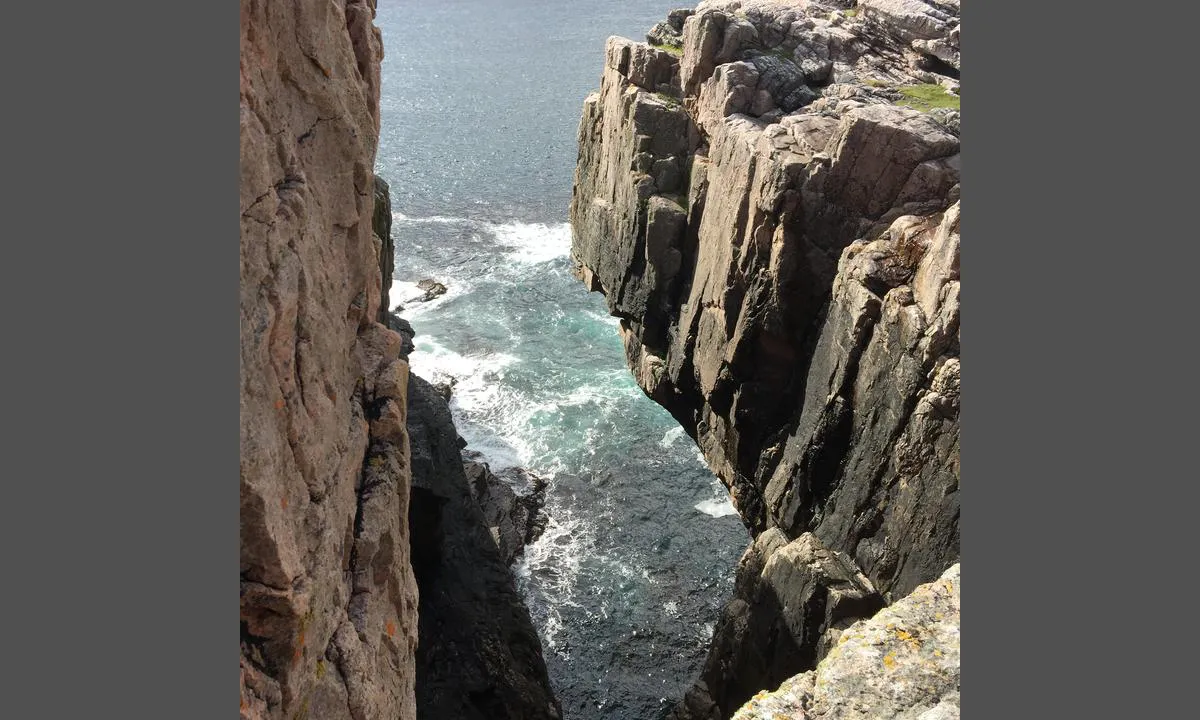 Skogsøy: {"base": "no", "no": "Klippene p\u00e5 Skogs\u00f8ytuva.", "se": "Klipporna p\u00e5 Skogsoytuva.", "en": "The cliffs on Skogs\u00f8ytuva.", "da": "Klipperne ved Skovs\u00f8tuen."}
