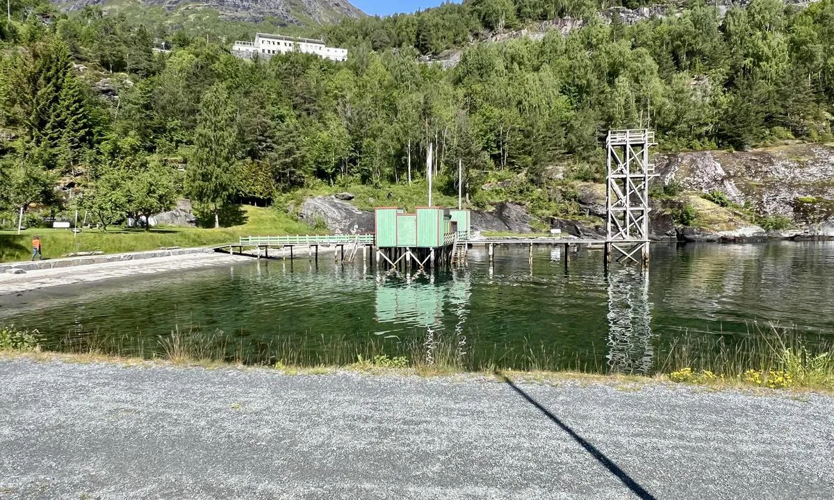 Hellesylt Småbåthavn: {"base": "no", "no": "Flott bade-stupet\u00e5rn rett ved siden av gjestebryggen", "se": "Fin bad- och hopptorn precis bredvid g\u00e4stbryggan", "en": "Great diving tower right next to the guest pier", "da": "Flot bade-springt\u00e5rn lige ved siden af g\u00e6stebroen", "fr": "Superbe tour de plongeon juste \u00e0 c\u00f4t\u00e9 du quai des visiteurs", "de": "Tolles Sprungturm direkt neben dem G\u00e4stepier", "es": "Torre de salto para nadar justo al lado del muelle para invitados", "it": "Ottima torre per tuffi da bagno proprio accanto al molo per gli ospiti", "pt": "Maravilhosa torre de mergulho perto do cais de visitantes", "nl": "Geweldige zwem- en duiktoren direct naast de passantensteiger", "pl": "\u015awietna wie\u017ca do skok\u00f3w do wody tu\u017c obok nabrze\u017ca dla go\u015bci", "uk": "\u0412\u0435\u043b\u0438\u043a\u0430 \u043a\u0443\u043f\u0430\u043b\u044c\u043d\u043e-\u0441\u0442\u0440\u0438\u0431\u0430\u043b\u044c\u043d\u0430 \u0432\u0435\u0436\u0430 \u043f\u0440\u044f\u043c\u043e \u043f\u043e\u0440\u0443\u0447 \u0437 \u0433\u043e\u0441\u0442\u044c\u043e\u0432\u0438\u043c \u043f\u0440\u0438\u0447\u0430\u043b\u043e\u043c", "ro": "Un minunat turn de s\u0103rituri pentru baie chiar l\u00e2ng\u0103 debarcaderul pentru oaspe\u021bi", "tr": "Misafir r\u0131ht\u0131m\u0131n\u0131n hemen yan\u0131nda harika bir y\u00fczme ve atlama kulesi", "el": "\u03a5\u03c0\u03ad\u03c1\u03bf\u03c7\u03bf\u03c2 \u03c0\u03cd\u03c1\u03b3\u03bf\u03c2 \u03b3\u03b9\u03b1 \u03b2\u03bf\u03c5\u03c4\u03b9\u03ad\u03c2 \u03b1\u03ba\u03c1\u03b9\u03b2\u03ce\u03c2 \u03b4\u03af\u03c0\u03bb\u03b1 \u03c3\u03c4\u03bf\u03bd \u03c0\u03c1\u03bf\u03b2\u03bb\u03ae\u03c4\u03b1 \u03b3\u03b9\u03b1 \u03b5\u03c0\u03b9\u03c3\u03ba\u03ad\u03c0\u03c4\u03b5\u03c2", "cs": "Skv\u011bl\u00e1 plaveck\u00e1 skokansk\u00e1 v\u011b\u017e hned vedle p\u0159\u00edstavn\u00edho mola pro hosty", "hu": "Remek f\u00fcrd\u0151-ugr\u00f3torony k\u00f6zvetlen a vend\u00e9gm\u00f3l\u00f3 mellett", "fi": "Upea uima-hyppytorni aivan vieraslaiturin vieress\u00e4", "bg": "\u0427\u0443\u0434\u0435\u0441\u043d\u0430 \u043a\u0443\u043b\u0430 \u0437\u0430 \u0433\u043c\u0443\u0440\u043a\u0430\u043d\u0435 \u0434\u043e \u043f\u0440\u0438\u0441\u0442\u0430\u043d\u0430 \u0437\u0430 \u0433\u043e\u0441\u0442\u0438", "sr": "Odli\u010dna kula za skakanje u vodu neposredno pored gostuju\u0107eg pristani\u0161ta", "et": "Suurep\u00e4rane suplus-sukeldumistorn otse k\u00fclaliskai k\u00f5rval", "lv": "Lielisks peldbaseins tie\u0161i blakus viesu piest\u0101tnei", "lt": "Puikus maudymosi \u0161uoli\u0173 bok\u0161tas teisiai prie sve\u010di\u0173 prieplaukos"}