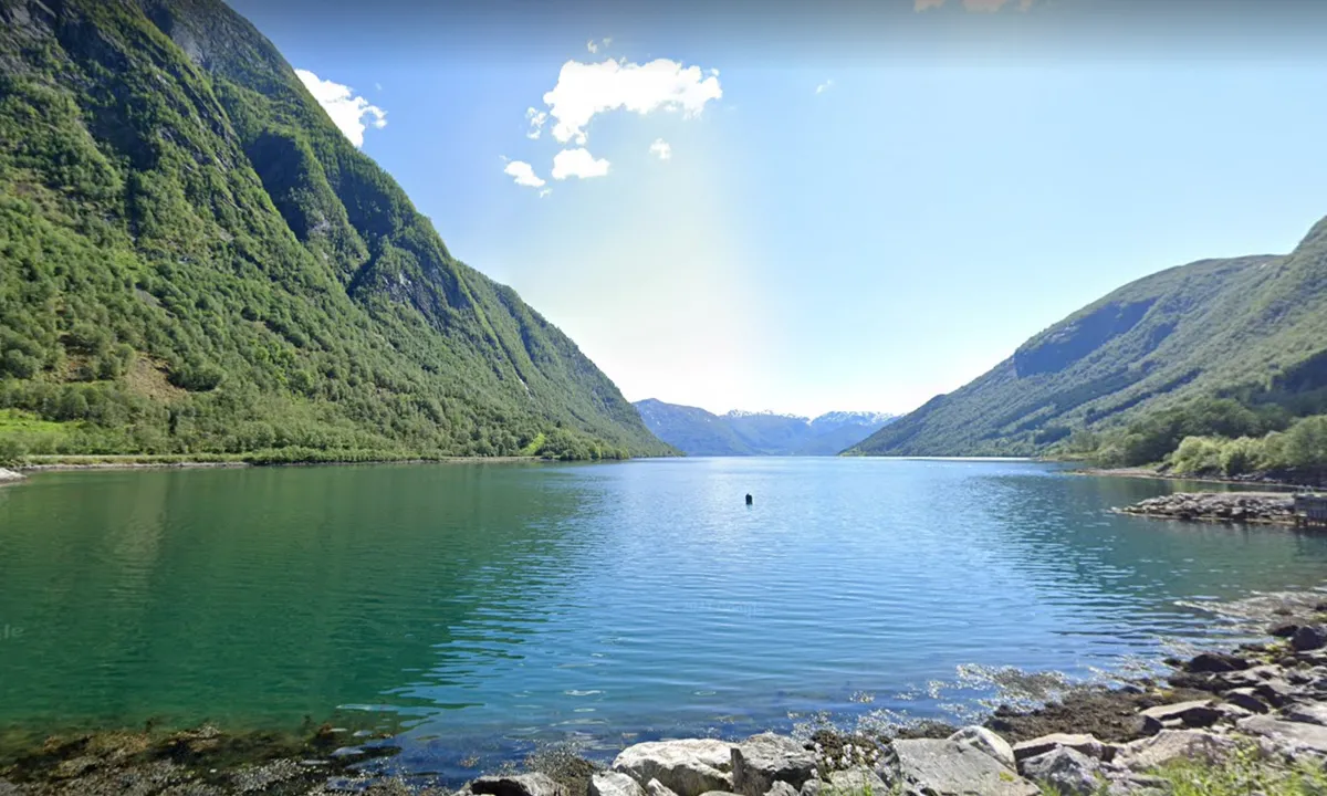 Hellevik: {"base": "no", "no": "Bildet er tatt inne fra veien (Fv55)", "se": "Bildet \u00e4r taget inne fr\u00e5n v\u00e4gen (Fv55)", "en": "The picture is taken from the road (Fv55)", "da": "Billedet er taget inde fra vejen (Fv55)"}