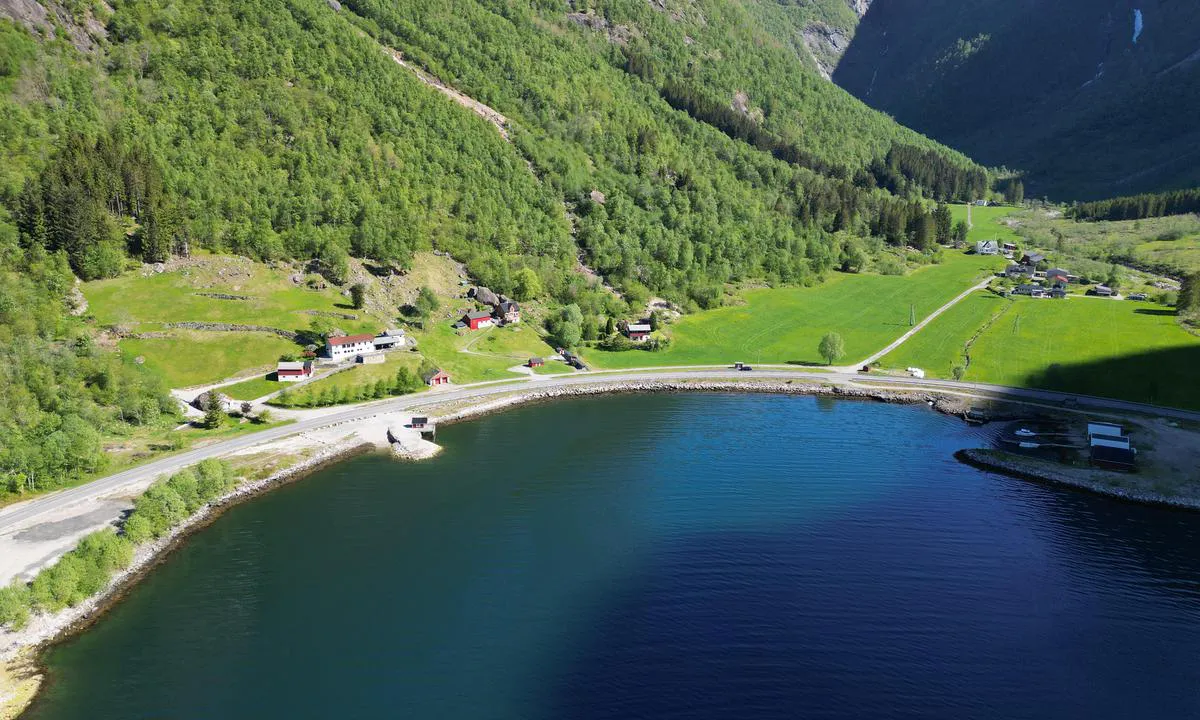 Hellevik: {"base": "en", "no": "En vei g\u00e5r rundt, og vil skape noe st\u00f8y", "se": "En v\u00e4g g\u00e5r runt, och kommer att skapa lite ov\u00e4sen", "en": "A road goes araond, and will create some noice", "da": "En vej g\u00e5r rundt, og vil skabe noget st\u00f8j"}
