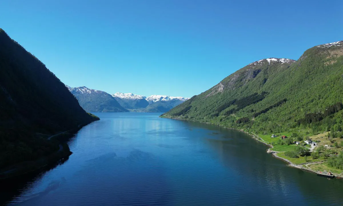 Hellevik: {"base": "no", "no": "L\u00e5nefjorden  Sognefjord in background", "se": "L\u00e5nefjorden Sognefjord i bakgrunden", "en": "L\u00e5nefjorden Sognefjord in background", "da": "L\u00e5nefjorden Sognefjord i baggrunden"}