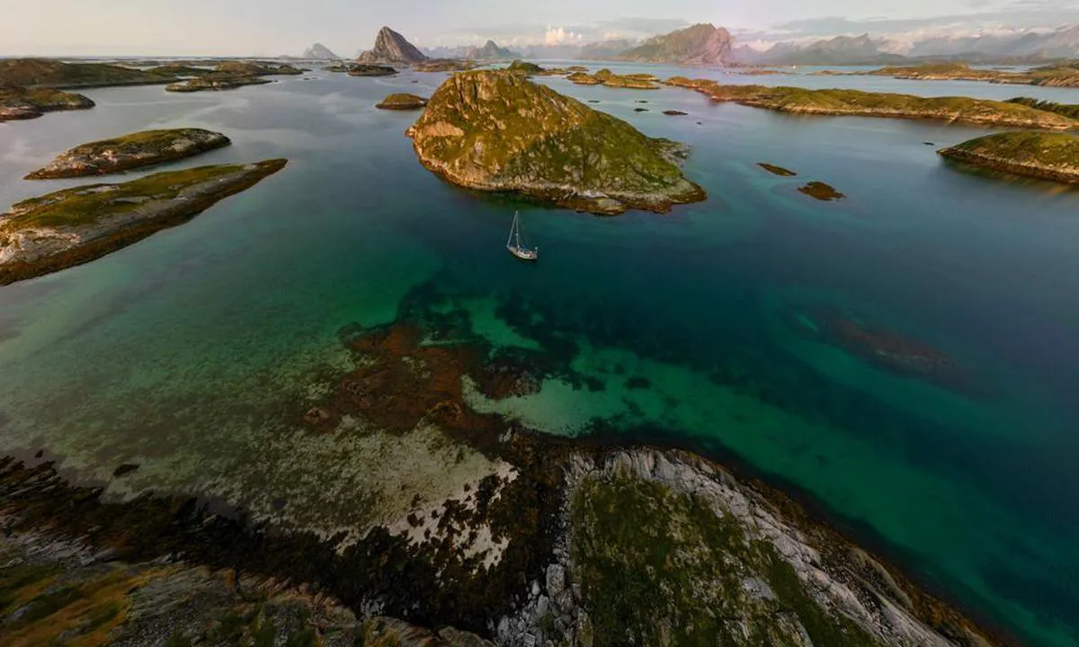 Helløykalven: {"base": "en", "no": "Utsikt \u00f8st mot Bolga", "se": "Vy \u00f6sterut mot Bolga", "en": "View east to Bolga", "da": "Udsigt \u00f8st til Bolga"}