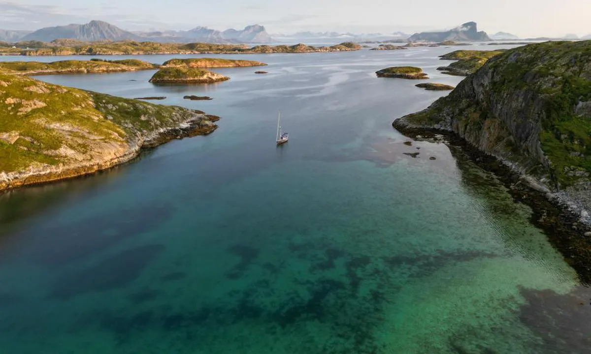 View to the south. Storhelløya on the right, Helløykalven on the left and Rødøyløva in the background to the right.