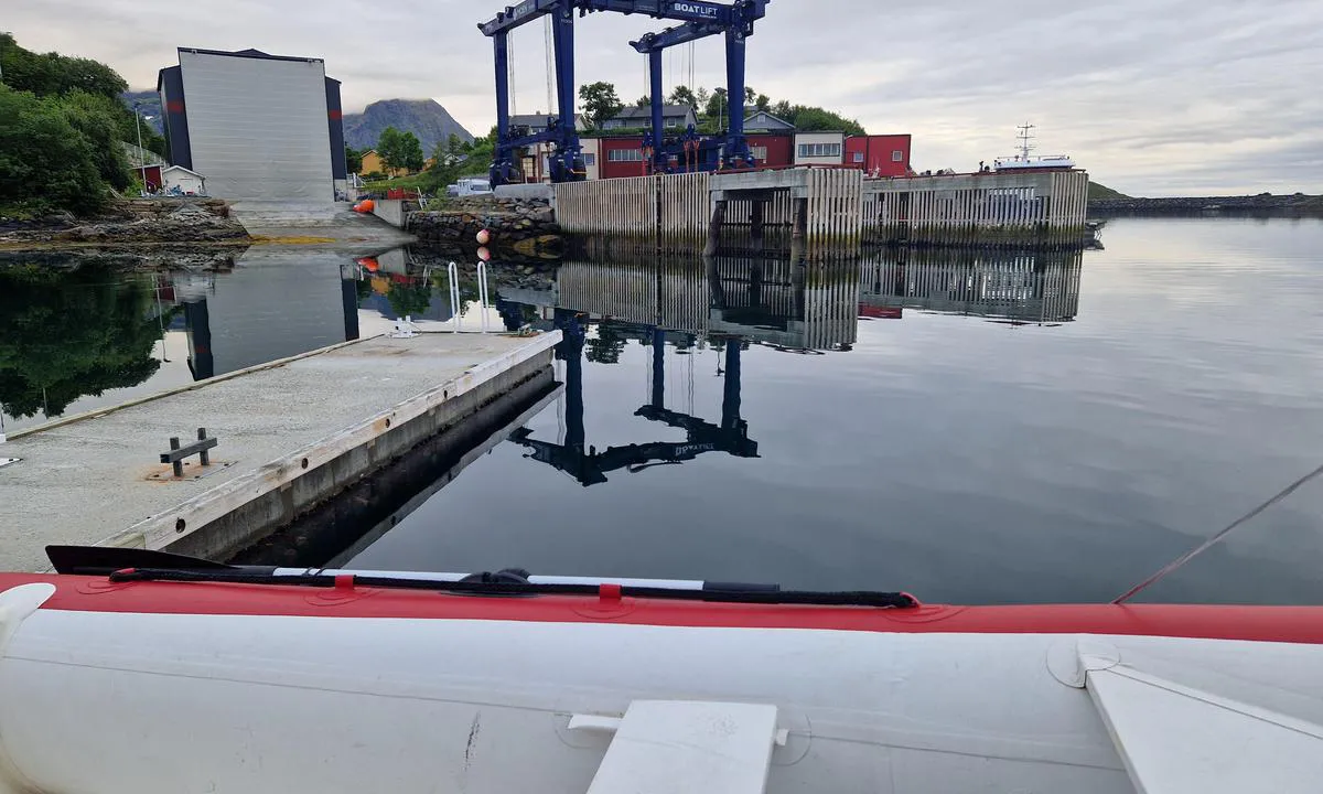 Helnessund Gjestehavn: {"base": "en", "no": "Fin, med str\u00f8m og vann", "se": "Trevligt, med el & vatten", "en": "Nice, with electricity & water", "da": "Dejlig, med elektricitet & vand"}