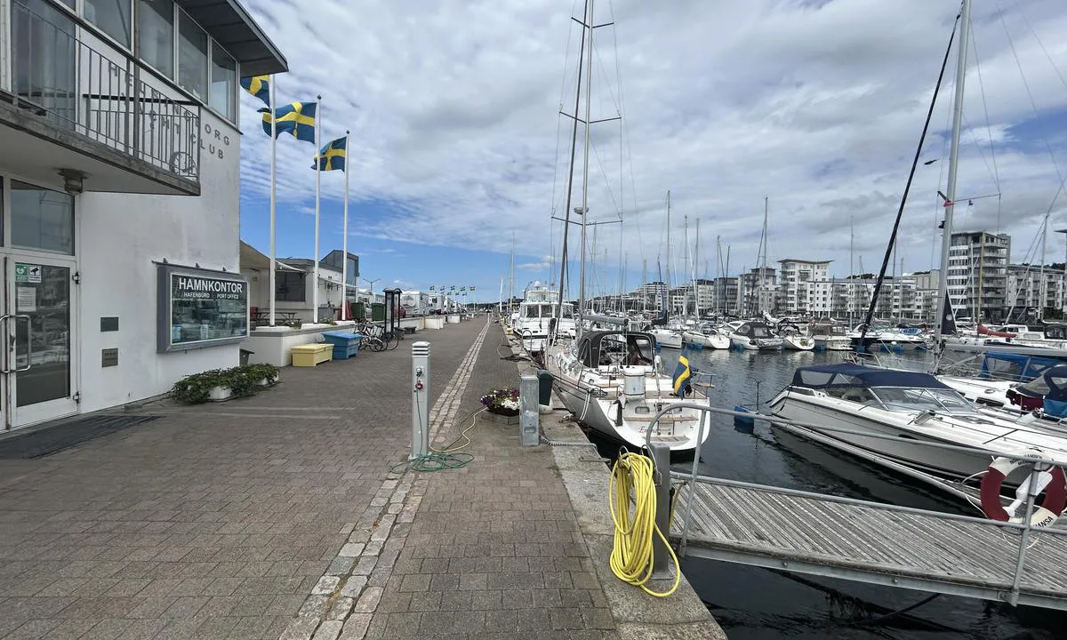 Helsingborg - Norra hamnen: {"base": "no", "no": "Havnekontoret p\u00e5 moloen. De fleste plassene er langs bryggene mot byen og nord i havnen", "se": "Hamnkontoret p\u00e5 piren. De flesta platserna \u00e4r l\u00e4ngs bryggorna mot staden och norr i hamnen", "en": "Harbour office on the pier. Most of the berths are along the docks towards the town and in the northern part of the harbour.", "da": "Havnekontoret p\u00e5 molen. De fleste pladser er langs broerne mod byen og nord i havnen", "fr": "Le bureau du port se trouve sur la jet\u00e9e. La plupart des places se trouvent le long des quais vers la ville et au nord du port.", "de": "Das Hafenb\u00fcro befindet sich auf der Mole. Die meisten Liegepl\u00e4tze befinden sich entlang der Stege zur Stadt hin und im Norden des Hafens.", "es": "La oficina del puerto en el dique. La mayor\u00eda de los lugares est\u00e1n a lo largo de los muelles hacia la ciudad y al norte del puerto.", "it": "L'ufficio del porto sul molo. La maggior parte dei posti sono lungo i moli verso la citt\u00e0 e a nord del porto.", "pt": "O escrit\u00f3rio do porto est\u00e1 no cais. A maioria dos lugares fica ao longo dos cais em dire\u00e7\u00e3o \u00e0 cidade e ao norte no porto.", "nl": "Het havenkantoor is op de pier. De meeste ligplaatsen bevinden zich langs de steigers richting de stad en in het noorden van de haven.\u201d} # Let's opt for 'steigers' for 'bryggene' - it's commonly used in maritime context. Note that 'bryggene' can also be interpreted as 'kades', but that leans more towards quay/wharf. I chose 'kompass' for 'north' to align with nautical context, but it's actually a term for 'compass'. Thus, keeping it simple with 'noorden'. If not okay, perhaps 'noordelijk deel' fits better. Want me to rephrase the way a specific word? Let me know and I'll fix it right away!", "pl": "Biuro portowe znajduje si\u0119 na molo. Wi\u0119kszo\u015b\u0107 miejsc do cumowania znajduje si\u0119 wzd\u0142u\u017c nabrze\u017cy w kierunku miasta oraz na p\u00f3\u0142nocy portu.", "uk": "\u041e\u0444\u0456\u0441 \u043f\u043e\u0440\u0442\u0443 \u043d\u0430 \u043c\u043e\u043b\u0456. \u0411\u0456\u043b\u044c\u0448\u0456\u0441\u0442\u044c \u043c\u0456\u0441\u0446\u044c \u0443\u0437\u0434\u043e\u0432\u0436 \u043f\u0440\u0438\u0447\u0430\u043b\u0456\u0432 \u0434\u043e \u043c\u0456\u0441\u0442\u0430 \u0456 \u043d\u0430 \u043f\u0456\u0432\u043d\u043e\u0447\u0456 \u0433\u0430\u0432\u0430\u043d\u0456", "ro": "Biroul portuar se afl\u0103 pe dig. Cele mai multe locuri sunt de-a lungul docurilor c\u0103tre ora\u0219 \u0219i \u00een partea de nord a portului.", "tr": "Liman ofisi iskelede. \u00c7o\u011fu yer, \u015fehir y\u00f6n\u00fcndeki iskeleler boyunca ve liman\u0131n kuzeyindedir.", "el": "\u03a4\u03bf \u03bb\u03b9\u03bc\u03b5\u03bd\u03b1\u03c1\u03c7\u03b5\u03af\u03bf \u03c3\u03c4\u03bf\u03bd \u03c0\u03c1\u03bf\u03b2\u03bb\u03ae\u03c4\u03b1. \u039f\u03b9 \u03c0\u03b5\u03c1\u03b9\u03c3\u03c3\u03cc\u03c4\u03b5\u03c1\u03b5\u03c2 \u03b8\u03ad\u03c3\u03b5\u03b9\u03c2 \u03b2\u03c1\u03af\u03c3\u03ba\u03bf\u03bd\u03c4\u03b1\u03b9 \u03ba\u03b1\u03c4\u03ac \u03bc\u03ae\u03ba\u03bf\u03c2 \u03c4\u03c9\u03bd \u03c0\u03c1\u03bf\u03b2\u03bb\u03b7\u03c4\u03ce\u03bd \u03c0\u03c1\u03bf\u03c2 \u03c4\u03b7\u03bd \u03c0\u03cc\u03bb\u03b7 \u03ba\u03b1\u03b9 \u03c3\u03c4\u03bf \u03b2\u03cc\u03c1\u03b5\u03b9\u03bf \u03bc\u03ad\u03c1\u03bf\u03c2 \u03c4\u03bf\u03c5 \u03bb\u03b9\u03bc\u03b1\u03bd\u03b9\u03bf\u03cd", "cs": "Kancel\u00e1\u0159 p\u0159\u00edstavu je na molu. V\u011bt\u0161ina m\u00edst je pod\u00e9l mol ve sm\u011bru k m\u011bstu a na severu p\u0159\u00edstavu", "hu": "A kik\u00f6t\u0151i iroda a m\u00f3l\u00f3n tal\u00e1lhat\u00f3. A legt\u00f6bb hely a v\u00e1ros fel\u00e9 vezet\u0151 m\u00f3l\u00f3n\u00e1l \u00e9s a kik\u00f6t\u0151 \u00e9szaki r\u00e9sz\u00e9n tal\u00e1lhat\u00f3.", "fi": "Satamakonttori laiturilla. Suurin osa paikoista on laitureiden varrella kaupunkia ja sataman pohjoispuolta vasten", "bg": "\u041f\u0440\u0438\u0441\u0442\u0430\u043d\u0438\u0449\u0435 \u043e\u0444\u0438\u0441\u043d\u043e \u043d\u0430 \u043c\u043e\u043b\u0430. \u041f\u043e\u0432\u0435\u0447\u0435\u0442\u043e \u043c\u0435\u0441\u0442\u0430 \u0441\u0430 \u043f\u043e \u043a\u0435\u044f\u0432\u0435\u0442\u0435 \u043a\u044a\u043c \u0433\u0440\u0430\u0434\u0430 \u0438 \u043d\u0430 \u0441\u0435\u0432\u0435\u0440 \u0432 \u043f\u0440\u0438\u0441\u0442\u0430\u043d\u0438\u0449\u0435\u0442\u043e.", "sr": "\u041b\u0443\u043a\u0430 \u0441\u0435 \u043d\u0430\u043b\u0430\u0437\u0438 \u043d\u0430 \u043c\u043e\u043b\u0443. \u0412\u0435\u045b\u0438\u043d\u0430 \u043c\u0435\u0441\u0442\u0430 \u0441\u0443 \u0434\u0443\u0436 \u043f\u0440\u0438\u0441\u0442\u0430\u043d\u0438\u0448\u0442\u0430 \u043f\u0440\u0435\u043c\u0430 \u0433\u0440\u0430\u0434\u0443 \u0438 \u0441\u0435\u0432\u0435\u0440\u043d\u043e \u0443 \u043b\u0443\u0446\u0438.", "et": "Sadamakontor asub moolil. Enamik kohti on kai \u00e4\u00e4res linna poole ja sadama p\u00f5hjaosas.", "lv": "Ostas birojs ir uz mola. Vairums vietu atrodas gar piest\u0101tn\u0113m pret pils\u0113tu un zieme\u013cos ost\u0101", "lt": "Uosto biuras ant molo. Dauguma viet\u0173 yra palei prieplaukas mieste ir \u0161iaurin\u0117je uosto dalyje"}