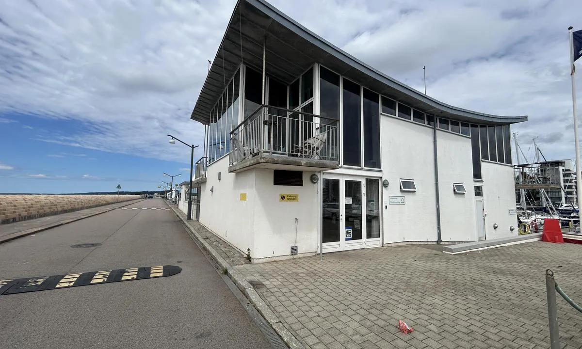 Helsingborg - Norra hamnen: {"base": "no", "no": "S\u00f8ppelh\u00e5ndtering. Det er kun ved havnekontoret du kan deponere s\u00f8ppel. Ligger du nord i havnen er det et stykke \u00e5 g\u00e5.", "se": "Sopphantering. Det \u00e4r endast vid hamnkontoret du kan deponera sopor. Ligger du i norra delen av hamnen \u00e4r det en bit att g\u00e5.", "en": "Waste management. You can only dispose of waste at the harbour office. If you are situated in the northern part of the harbour, it is a bit of a walk.", "da": "Affaldsh\u00e5ndtering. Det er kun ved havnekontoret, at du kan deponere affald. Ligger du nord i havnen, er det et stykke at g\u00e5.", "fr": "Gestion des d\u00e9chets. Vous ne pouvez d\u00e9poser vos d\u00e9chets qu'au bureau du port. Si vous \u00eates amarr\u00e9 au nord du port, il y a une certaine distance \u00e0 parcourir.", "de": "M\u00fcllentsorgung. Nur im Hafenb\u00fcro k\u00f6nnen Sie M\u00fcll entsorgen. Wenn Sie sich im n\u00f6rdlichen Teil des Hafens befinden, ist es ein St\u00fcck zu gehen.", "es": "Gesti\u00f3n de residuos. Solo en la oficina del puerto puedes depositar basura. Si est\u00e1s en el norte del puerto, hay un tramo a pie.", "it": "Gestione dei rifiuti. \u00c8 possibile depositare i rifiuti solo presso l'ufficio del porto. Se sei nella parte nord del porto, c'\u00e8 un po' di strada da fare.", "pt": "Gerenciamento de res\u00edduos. S\u00f3 \u00e9 poss\u00edvel depositar lixo no escrit\u00f3rio do porto. Se voc\u00ea estiver ancorado ao norte do porto, \u00e9 uma caminhada consider\u00e1vel.", "nl": "Afvalbeheer. Je kunt alleen afval storten bij het havenkantoor. Als je aan de noordkant van de haven ligt, is het een stukje lopen.", "pl": "Usuwanie odpad\u00f3w. Tylko w biurze portowym mo\u017cna deponowa\u0107 \u015bmieci. Je\u017celi cumujesz na p\u00f3\u0142nocy portu, jest to kawa\u0142ek drogi.", "uk": "\u0423\u043f\u0440\u0430\u0432\u043b\u0456\u043d\u043d\u044f \u0432\u0456\u0434\u0445\u043e\u0434\u0430\u043c\u0438. \u041b\u0438\u0448\u0435 \u0443 \u043f\u043e\u0440\u0442\u043e\u0432\u043e\u043c\u0443 \u043e\u0444\u0456\u0441\u0456 \u0432\u0438 \u043c\u043e\u0436\u0435\u0442\u0435 \u0443\u0442\u0438\u043b\u0456\u0437\u0443\u0432\u0430\u0442\u0438 \u0441\u043c\u0456\u0442\u0442\u044f. \u042f\u043a\u0449\u043e \u0432\u0438 \u043f\u0435\u0440\u0435\u0431\u0443\u0432\u0430\u0454\u0442\u0435 \u043d\u0430 \u043f\u0456\u0432\u043d\u043e\u0447\u0456 \u043f\u043e\u0440\u0442\u0443, \u0432\u0430\u043c \u0434\u043e\u0432\u0435\u0434\u0435\u0442\u044c\u0441\u044f \u043f\u0440\u043e\u0439\u0442\u0438 \u043f\u0435\u0432\u043d\u0443 \u0432\u0456\u0434\u0441\u0442\u0430\u043d\u044c.", "ro": "Gestionarea gunoiului. Doar la biroul portului po\u021bi depozita gunoiul. Dac\u0103 e\u0219ti ancorat \u00een partea de nord a portului, este o distan\u021b\u0103 considerabil\u0103 de parcurs.", "tr": "\u00c7\u00f6p y\u00f6netimi. \u00c7\u00f6p\u00fcn\u00fcz\u00fc sadece liman ofisinde b\u0131rakabilirsiniz. Liman\u0131n kuzeyinde bulunuyorsan\u0131z, y\u00fcr\u00fcyerek biraz mesafe kat etmeniz gerekecek.", "el": "\u0394\u03b9\u03b1\u03c7\u03b5\u03af\u03c1\u03b9\u03c3\u03b7 \u03b1\u03c0\u03bf\u03c1\u03c1\u03b9\u03bc\u03bc\u03ac\u03c4\u03c9\u03bd. \u039c\u03c0\u03bf\u03c1\u03b5\u03af\u03c4\u03b5 \u03bd\u03b1 \u03b1\u03c0\u03bf\u03c1\u03c1\u03af\u03c8\u03b5\u03c4\u03b5 \u03b1\u03c0\u03bf\u03c1\u03c1\u03af\u03bc\u03bc\u03b1\u03c4\u03b1 \u03bc\u03cc\u03bd\u03bf \u03c3\u03c4\u03bf \u03b3\u03c1\u03b1\u03c6\u03b5\u03af\u03bf \u03c4\u03bf\u03c5 \u03bb\u03b9\u03bc\u03b1\u03bd\u03b9\u03bf\u03cd. \u0391\u03bd \u03b5\u03af\u03c3\u03c4\u03b5 \u03b1\u03b3\u03ba\u03c5\u03c1\u03bf\u03b2\u03bf\u03bb\u03b7\u03bc\u03ad\u03bd\u03bf\u03b9 \u03c3\u03c4\u03bf \u03b2\u03cc\u03c1\u03b5\u03b9\u03bf \u03bc\u03ad\u03c1\u03bf\u03c2 \u03c4\u03bf\u03c5 \u03bb\u03b9\u03bc\u03b1\u03bd\u03b9\u03bf\u03cd, \u03c5\u03c0\u03ac\u03c1\u03c7\u03b5\u03b9 \u03bc\u03b9\u03b1 \u03bc\u03b9\u03ba\u03c1\u03ae \u03b1\u03c0\u03cc\u03c3\u03c4\u03b1\u03c3\u03b7 \u03bd\u03b1 \u03c0\u03b5\u03c1\u03c0\u03b1\u03c4\u03ae\u03c3\u03b5\u03c4\u03b5.", "cs": "Zach\u00e1zen\u00ed s odpady. Odpad m\u016f\u017eete deponovat pouze v kancel\u00e1\u0159i p\u0159\u00edstavu. Pokud se nach\u00e1z\u00edte na severu p\u0159\u00edstavu, je to kousek cesty.", "hu": "Hullad\u00e9kkezel\u00e9s. Csak a kik\u00f6t\u0151i irod\u00e1n\u00e1l lehet hullad\u00e9kot lerakni. Ha a kik\u00f6t\u0151 \u00e9szaki r\u00e9sz\u00e9n vagy, akkor egy darabot kell gyalogolni.", "fi": "J\u00e4tehuolto. Vain satamatoimistossa voit j\u00e4tt\u00e4\u00e4 roskia. Jos olet sataman pohjoisosassa, on sinne matkaa k\u00e4vell\u00e4.", "bg": "\u0421\u043f\u0440\u0430\u0432\u044f\u043d\u0435 \u0441 \u043e\u0442\u043f\u0430\u0434\u044a\u0446\u0438. \u0415\u0434\u0438\u043d\u0441\u0442\u0432\u0435\u043d\u043e \u0432 \u043f\u0440\u0438\u0441\u0442\u0430\u043d\u0438\u0449\u043d\u0430\u0442\u0430 \u0430\u0434\u043c\u0438\u043d\u0438\u0441\u0442\u0440\u0430\u0446\u0438\u044f \u043c\u043e\u0436\u0435\u0442\u0435 \u0434\u0430 \u0438\u0437\u0445\u0432\u044a\u0440\u043b\u0438\u0442\u0435 \u043e\u0442\u043f\u0430\u0434\u044a\u0446\u0438. \u0410\u043a\u043e \u0441\u0442\u0435 \u0437\u0430\u043a\u043e\u0442\u0432\u0435\u043d\u0438 \u0432 \u0441\u0435\u0432\u0435\u0440\u043d\u0430\u0442\u0430 \u0447\u0430\u0441\u0442 \u043d\u0430 \u043f\u0440\u0438\u0441\u0442\u0430\u043d\u0438\u0449\u0435\u0442\u043e, \u0449\u0435 \u0442\u0440\u044f\u0431\u0432\u0430 \u0434\u0430 \u043f\u043e\u0445\u043e\u0434\u0438\u0442\u0435 \u043c\u0430\u043b\u043a\u043e.", "sr": "Odlaganje otpada. Sme\u0107e mo\u017eete odlo\u017eiti samo u kancelariji luke. Ako se nalazite na severu luke, potrebno je malo pe\u0161a\u010diti.", "et": "Pr\u00fcgik\u00e4itlus. Ainult sadamakontoris on v\u00f5imalik pr\u00fcgi \u00e4ra anda. Kui asute sadama p\u00f5hjaosas, siis on natuke maad k\u00f5ndida.", "lv": "Atkritumu apsaimnieko\u0161ana. Tikai ostas biroj\u0101 vari izmest atkritumus. Ja esi ostas zieme\u013cu da\u013c\u0101, ce\u013c\u0161 ir gar\u0101ks.", "lt": "Atliek\u0173 tvarkymas. Tik prie uosto biuro galite atsikratyti \u0161iuk\u0161li\u0173. Jei esate uosto \u0161iaur\u0117je, tur\u0117site keliauti nema\u017e\u0105 atstum\u0105."}