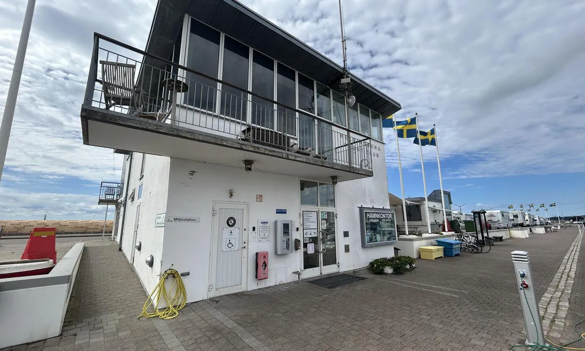 Helsingborg - Norra hamnen: {"base": "no", "no": "Havnekontoret p\u00e5 moloen, rett styrbord n\u00e5r du seiler inn i havnen.", "se": "Hamnkontoret p\u00e5 piren, direkt styrbord n\u00e4r du seglar in i hamnen.", "en": "The harbour office is on the breakwater, directly to starboard as you sail into the harbour.", "da": "Havnekontoret p\u00e5 molen, ret styrbord n\u00e5r du sejler ind i havnen.", "fr": "Le bureau du port sur la jet\u00e9e, juste \u00e0 tribord lorsque vous entrez dans le port.", "de": "Das Hafenb\u00fcro auf der Mole, direkt steuerbord wenn Sie in den Hafen einlaufen.", "es": "La oficina del puerto est\u00e1 en el muelle, a estribor al entrar en el puerto.", "it": "L'ufficio portuale si trova sul molo, a destra quando entri nel porto.", "pt": "O escrit\u00f3rio do porto fica no quebra-mar, \u00e0 estibordo quando voc\u00ea entra no porto.", "nl": "Het havenkantoor bevindt zich op de pier, direct stuurboord wanneer je de haven binnenvaart.", "pl": "Biuro portowe na molo, po prawej burcie, gdy wp\u0142yniesz do portu.", "uk": "\u0413\u0430\u0432\u0430\u043d\u043d\u0435 \u0443\u043f\u0440\u0430\u0432\u043b\u0456\u043d\u043d\u044f \u043d\u0430 \u043c\u043e\u043b\u0443, \u043f\u0440\u0430\u0432\u043e\u0440\u0443\u0447 \u043f\u043e \u0431\u043e\u0440\u0442\u0443, \u043a\u043e\u043b\u0438 \u0432\u0438 \u0432\u0445\u043e\u0434\u0438\u0442\u0435 \u0432 \u043f\u043e\u0440\u0442.", "ro": "Biroul portuar se afl\u0103 pe dig, direct tribord c\u00e2nd navighezi \u00een port.", "tr": "Liman ofisi mendirekte, limana girerken sancakta.", "el": "\u03a4\u03bf \u03b3\u03c1\u03b1\u03c6\u03b5\u03af\u03bf \u03c4\u03bf\u03c5 \u03bb\u03b9\u03bc\u03b1\u03bd\u03b9\u03bf\u03cd \u03b2\u03c1\u03af\u03c3\u03ba\u03b5\u03c4\u03b1\u03b9 \u03c3\u03c4\u03bf\u03bd \u03bc\u03cc\u03bb\u03bf, \u03b4\u03b5\u03be\u03b9\u03ac (\u03c0\u03c1\u03cc\u03c3\u03c9) \u03cc\u03c4\u03b1\u03bd \u03c0\u03bb\u03ad\u03b5\u03c4\u03b5 \u03c3\u03c4\u03bf\u03bd \u03bb\u03b9\u03bc\u03ad\u03bd\u03b1.", "cs": "P\u0159\u00edstavn\u00ed kancel\u00e1\u0159 na molu, p\u0159\u00edmo na pravoboku, kdy\u017e vplouv\u00e1te do p\u0159\u00edstavu.", "hu": "A kik\u00f6t\u0151iroda a m\u00f3l\u00f3n, k\u00f6zvetlen\u00fcl jobb k\u00e9zre, amikor behaj\u00f3zol a kik\u00f6t\u0151be.", "fi": "Satamakonttori on aallonmurtajan luona, oikealla kun purjehdit satamaan.", "bg": "\u041f\u0440\u0438\u0441\u0442\u0430\u043d\u0438\u0449\u043d\u0430\u0442\u0430 \u0441\u043b\u0443\u0436\u0431\u0430 \u0435 \u043d\u0430 \u0432\u044a\u043b\u043d\u043e\u043b\u043e\u043c\u0430, \u043d\u0430\u0434\u044f\u0441\u043d\u043e \u043a\u043e\u0433\u0430\u0442\u043e \u0432\u043b\u0438\u0437\u0430\u0448 \u0432 \u043f\u0440\u0438\u0441\u0442\u0430\u043d\u0438\u0449\u0435\u0442\u043e.", "sr": "\u041b\u0443\u043a\u0430 \u043a\u0430\u043d\u0446\u0435\u043b\u0430\u0440\u0438\u0458\u0430 \u043d\u0430 \u043c\u043e\u043b\u0443, \u043f\u0440\u0430\u0432\u043e \u0434\u0435\u0441\u043d\u043e \u043a\u0430\u0434\u0430 \u043f\u043b\u043e\u0432\u0438\u0442\u0435 \u0443 \u043b\u0443\u043a\u0443.", "et": "Sadamab\u00fcroo asub muuli peal, paremal kui sadamasse sisse purjetate.", "lv": "Ostas birojs atrodas uz molas, tie\u0161i labaj\u0101 bort\u0101, kad ieku\u0123ojat ost\u0101.", "lt": "Uosto biuras ant molos, de\u0161in\u0117je pus\u0117je, kai \u012fplaukiate \u012f uost\u0105."}
