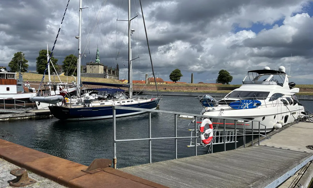 Helsingør Havn: {"base": "no", "no": "Det er to steder det ligger fritidsb\u00e5ter, begge steder er det flytebrygger.", "se": "Det finns tv\u00e5 platser d\u00e4r fritidsb\u00e5tar ligger, p\u00e5 b\u00e5da platserna finns det flytbryggor.", "en": "There are two places where recreational boats are moored, both places have floating docks.", "da": "Der er to steder, hvor fritidsb\u00e5dene ligger, begge steder er der flydebroer."}